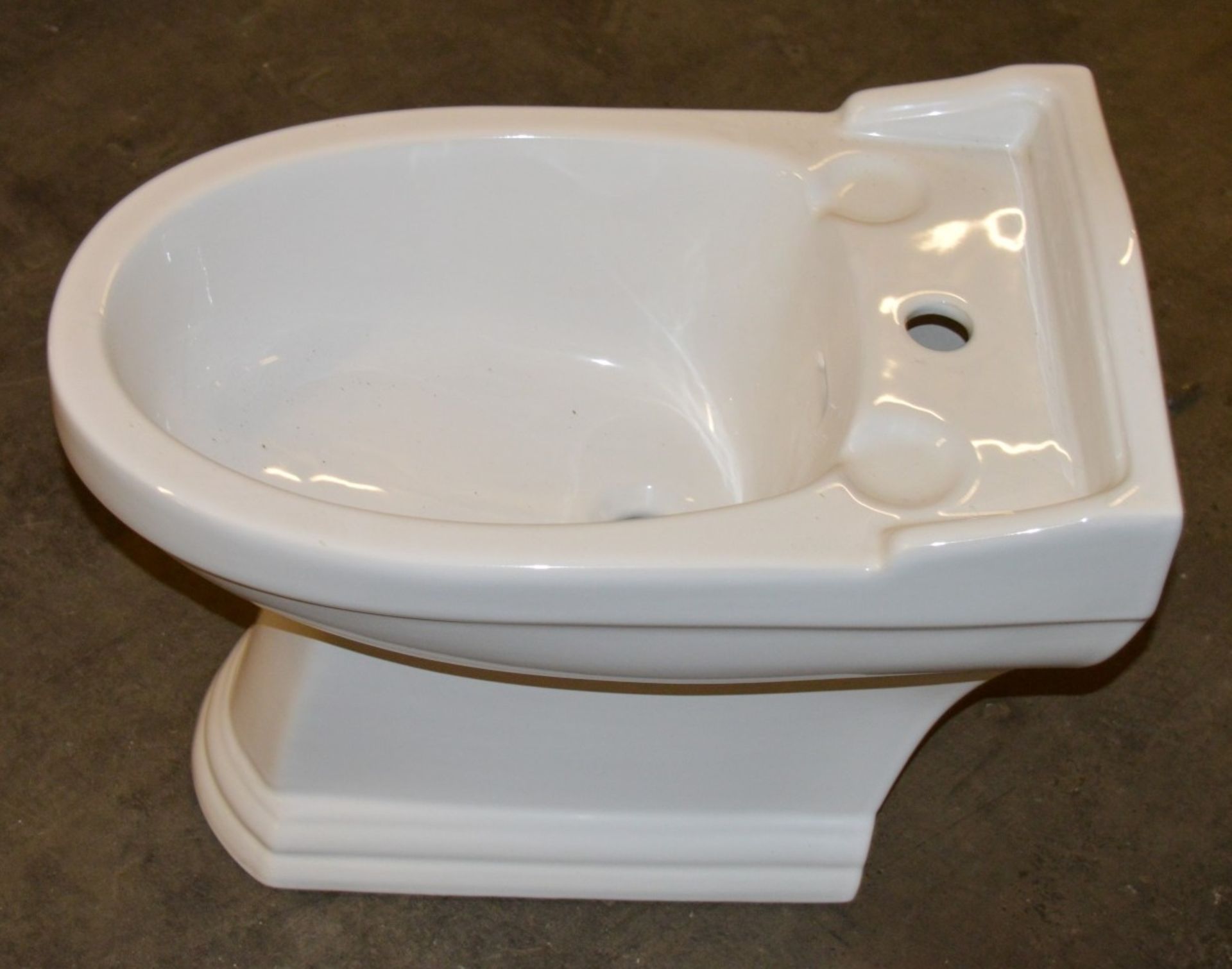 1 x Vogue Bathrooms DAVENPORT Bidet - Brand New Stock - Modern White Ceramic Bathroom Stock - - Image 2 of 2