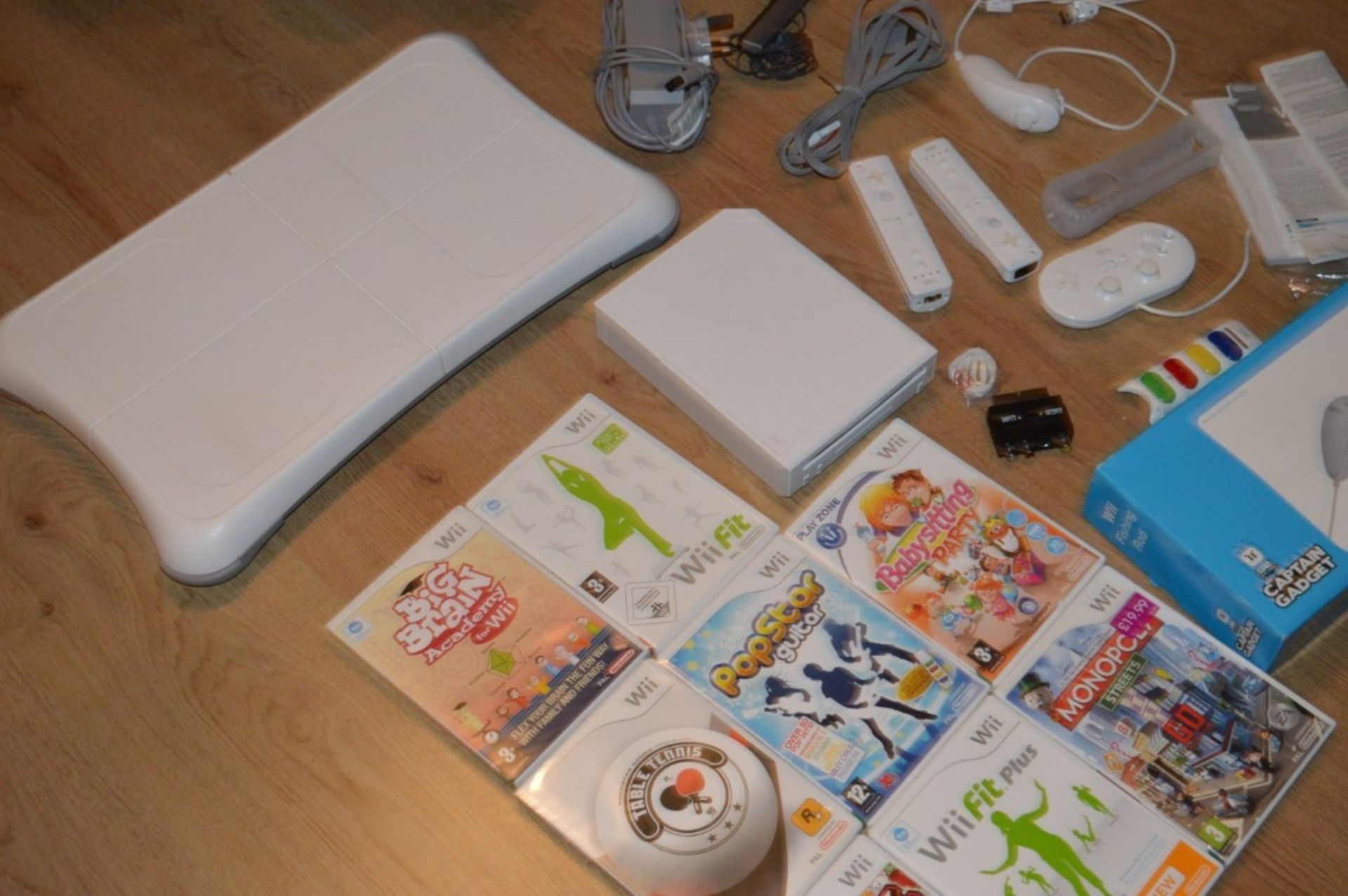 1 x Nintendo Wii Games Console With Wii Fit Board, Various Controllers, Accessories, Fishing Rods - Image 5 of 8