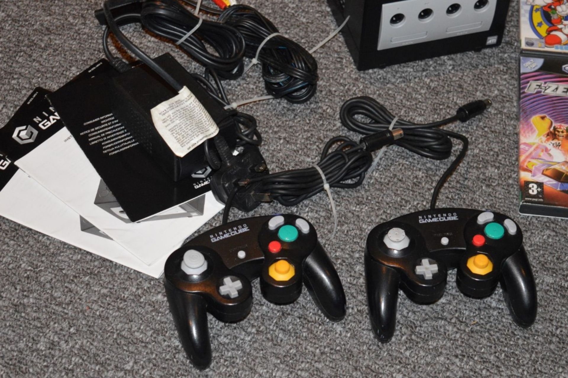 1 x Nintendo Gamecube Games Console With 2 Controllers, Power Adaptor, AV Lead, Instructions and 4 - Image 3 of 4