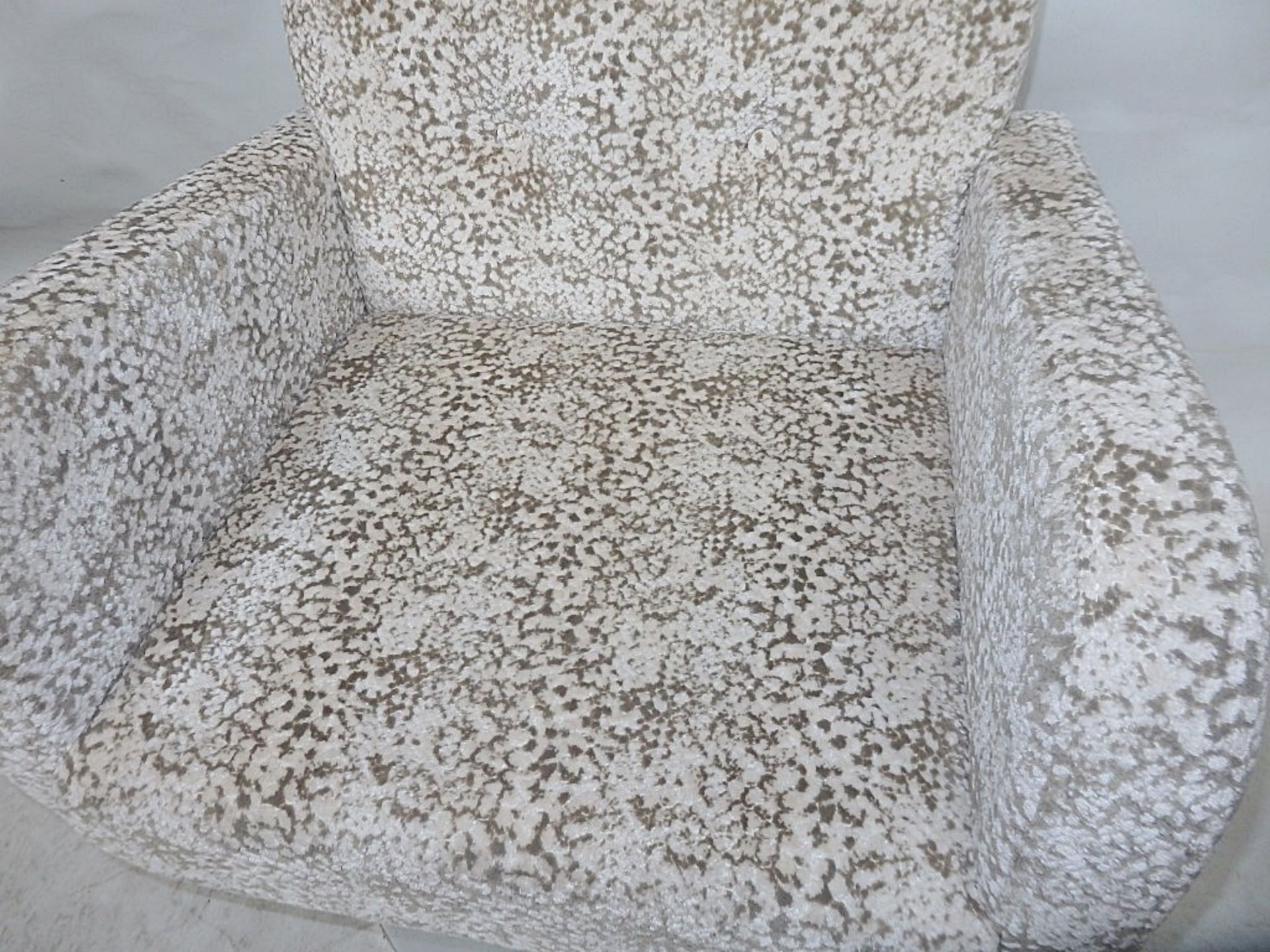 1 x Small Bespoke Swivel Chair - Upholstered In A Rich Mottled Chenille - Dimensions: W x H x D cm - - Image 4 of 5