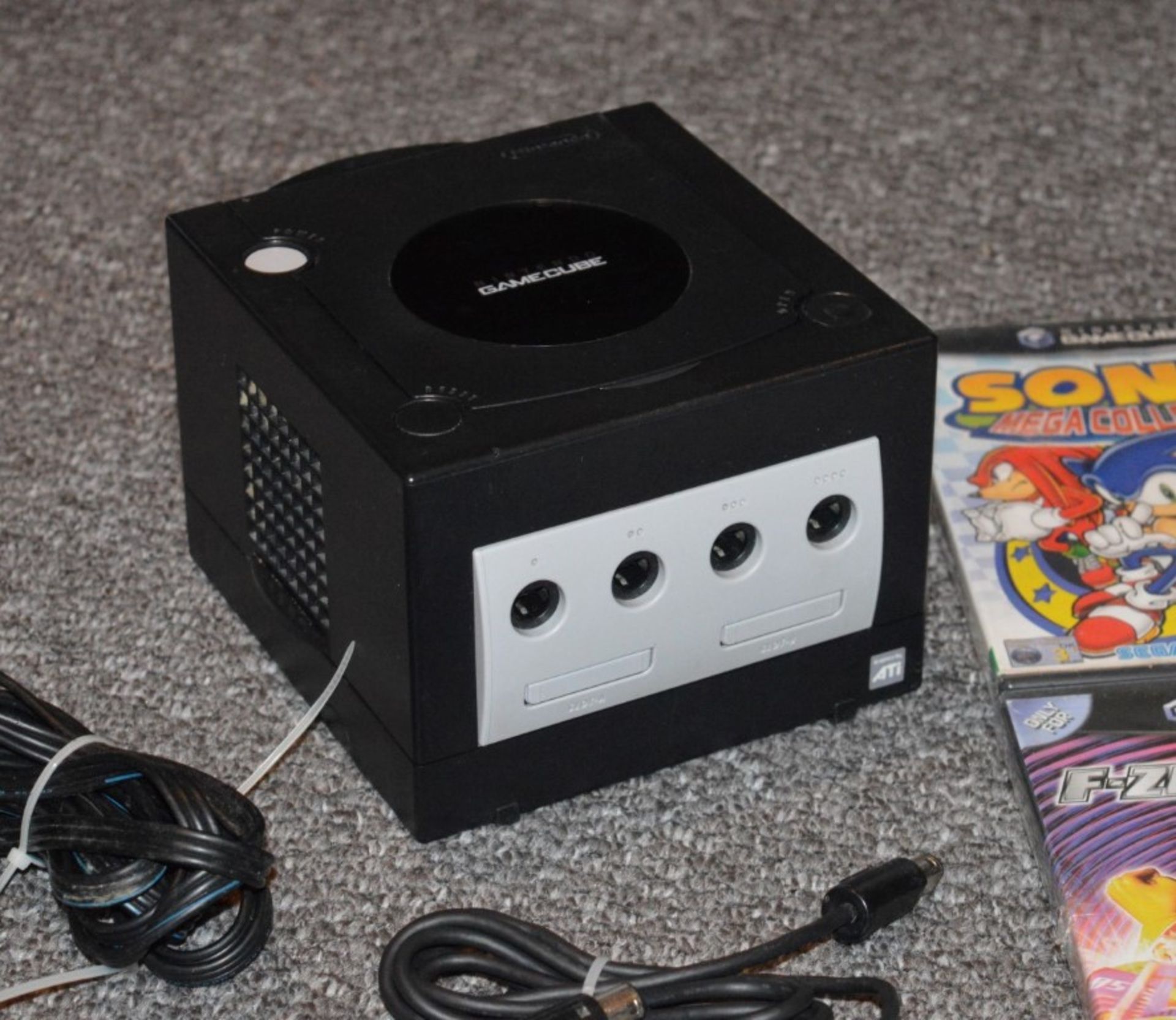 1 x Nintendo Gamecube Games Console With 2 Controllers, Power Adaptor, AV Lead, Instructions and 4 - Image 2 of 4
