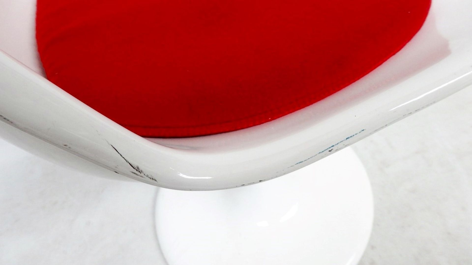 1 x Retro Style Swivel Chair With A White Hi-gloss Finish - Includes Cushion As Shown - - Image 2 of 7