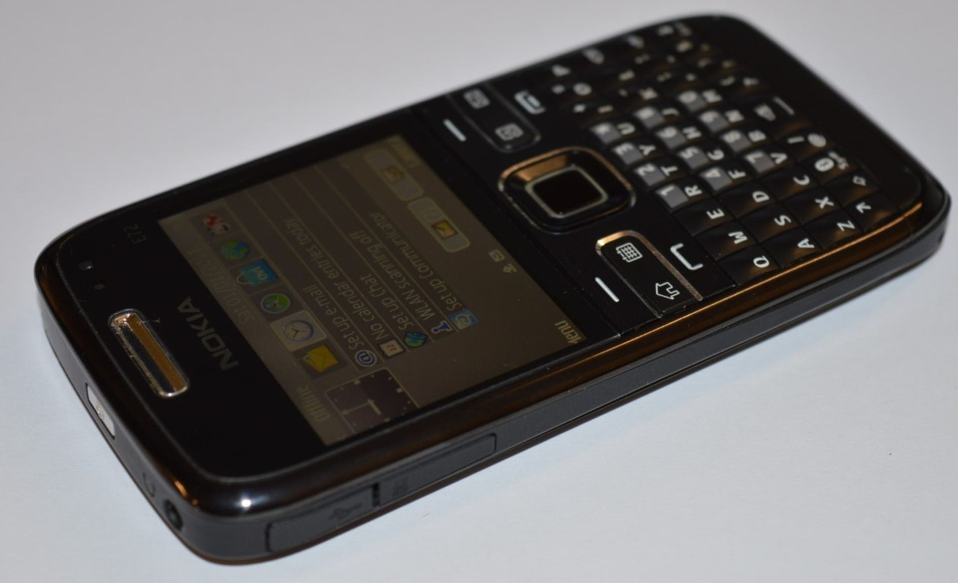 1 x Nokia E72 Mobile Phone Handset With Charger - Features Qwerty Keyboard, 600mhz CPU, 250mb - Image 2 of 6
