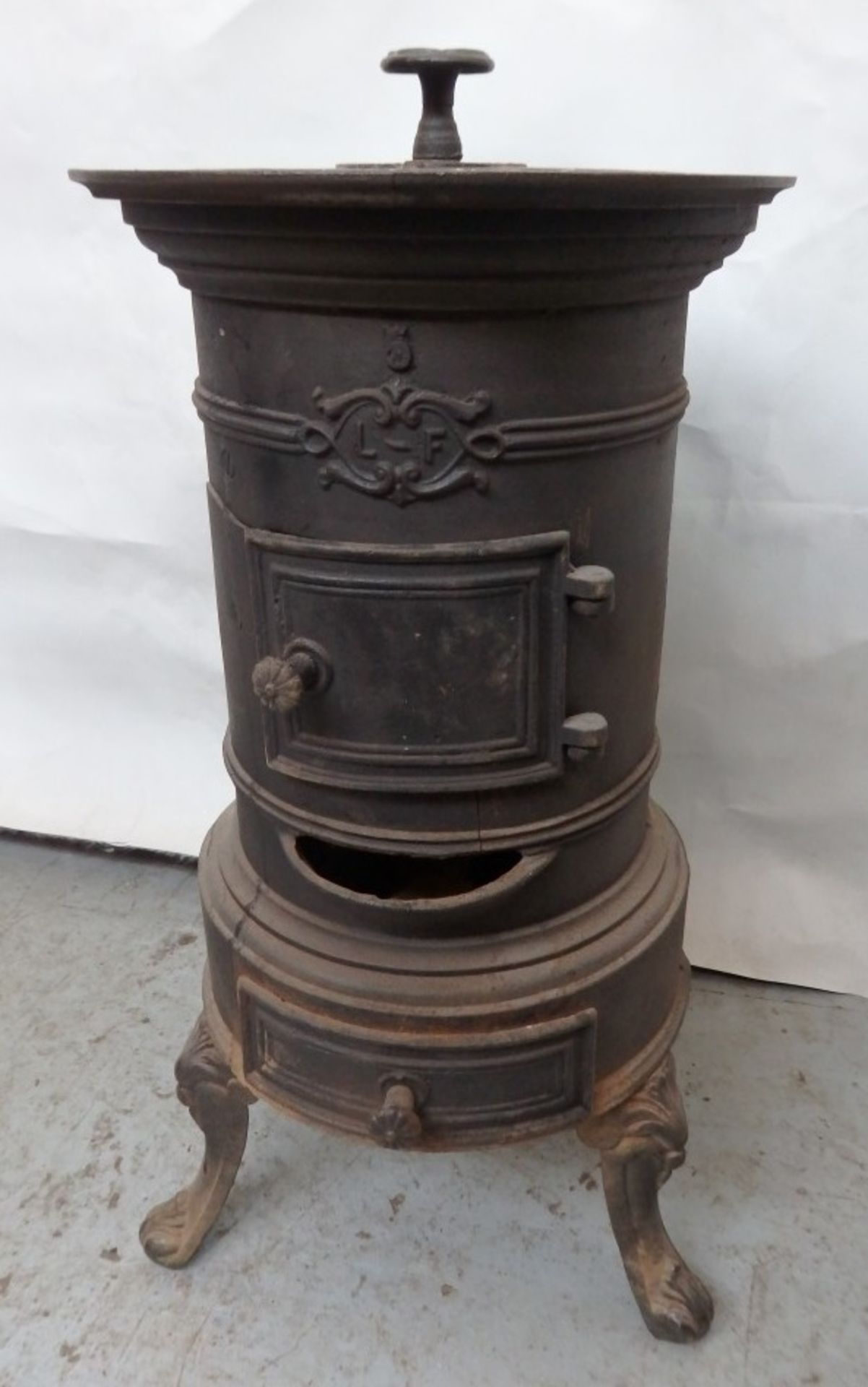 1 x Reclaimed Antique Cast Iron Potbelly Wood Burner / Stove - Dimensions: H61, Diameter 30cm - - Image 8 of 9