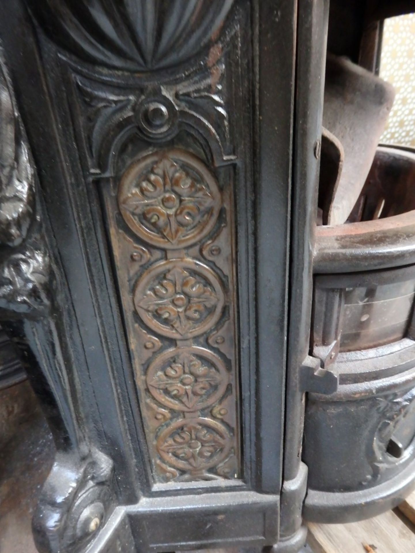 1 x Reclaimed Antique Ornate Cast Iron Fireplace - Dimensions: H65 x W60 x D30cm - Ref VI001 - CL150 - Image 8 of 12