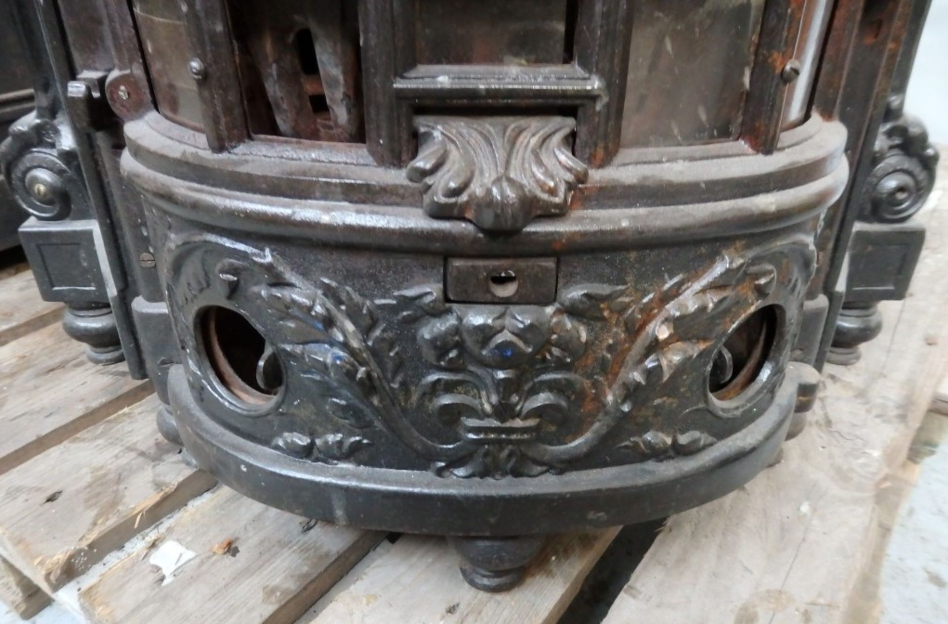 1 x Reclaimed Antique Ornate Cast Iron Fireplace - Dimensions: H65 x W60 x D30cm - Ref VI001 - CL150 - Image 5 of 12