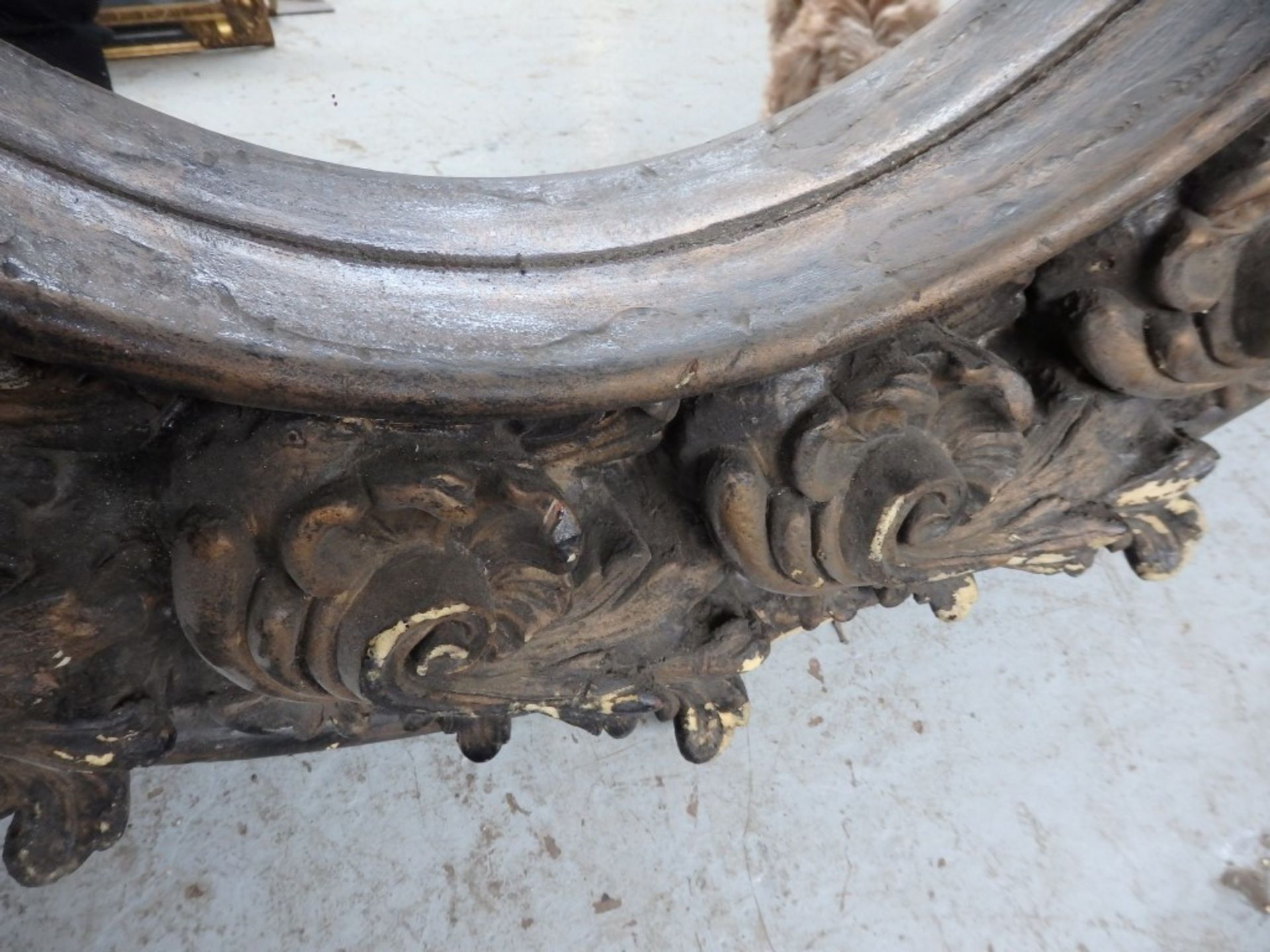 1 x Large "Alan Wallis" Antique-Style Distressed Shabby-Chic Rococo Floral Circular Wall Mirror - - Image 3 of 6