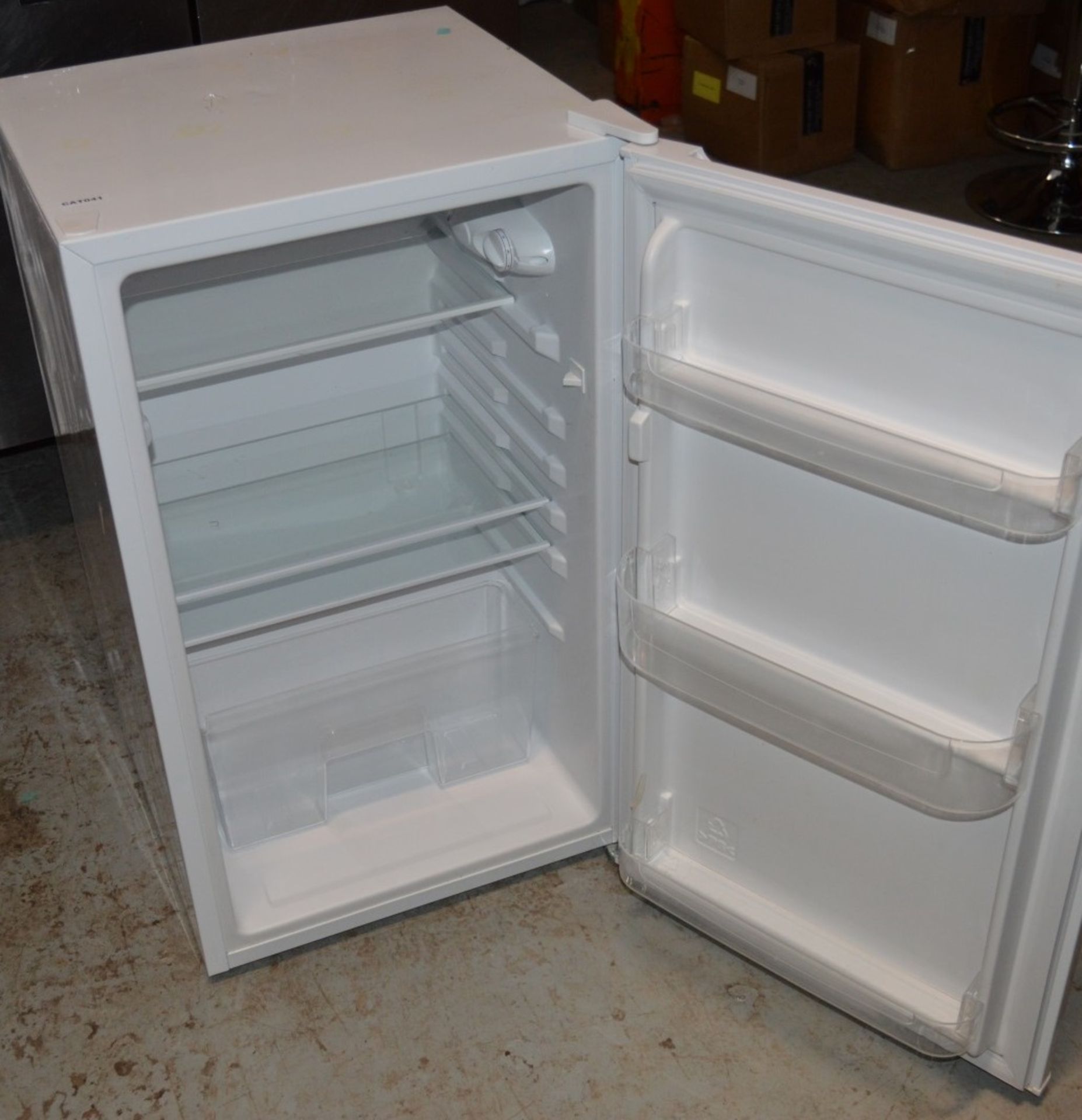 1 x White Under Counter Fridge - Model CUL50W12 - CL164 - Dimensions H83 x W49 x D49 cms - 240v UK - Image 3 of 6