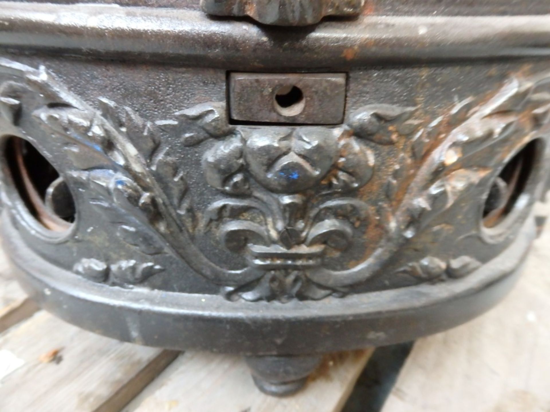 1 x Reclaimed Antique Ornate Cast Iron Fireplace - Dimensions: H65 x W60 x D30cm - Ref VI001 - CL150 - Image 7 of 12
