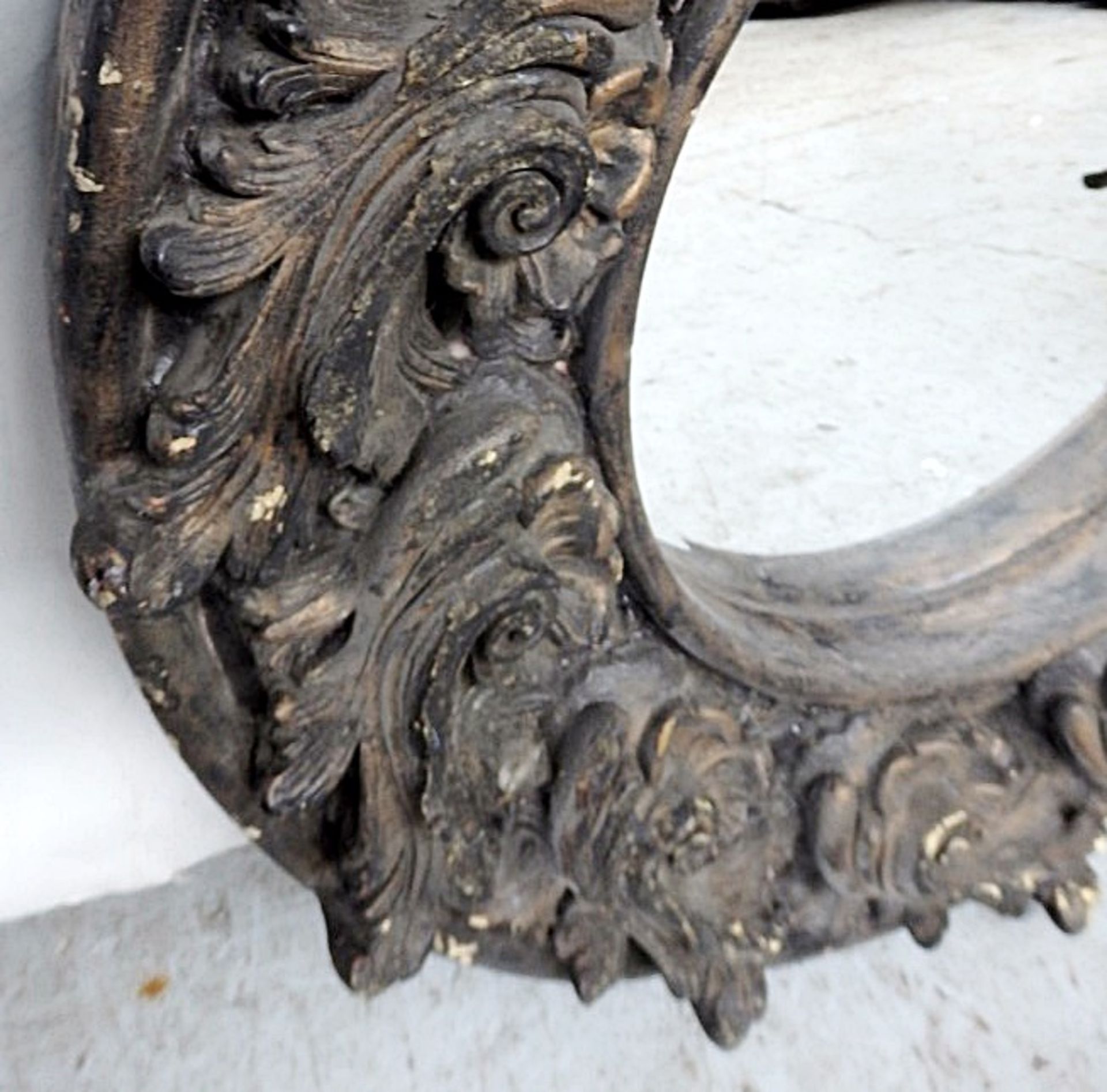 1 x Large "Alan Wallis" Antique-Style Distressed Shabby-Chic Rococo Floral Circular Wall Mirror - - Image 2 of 6