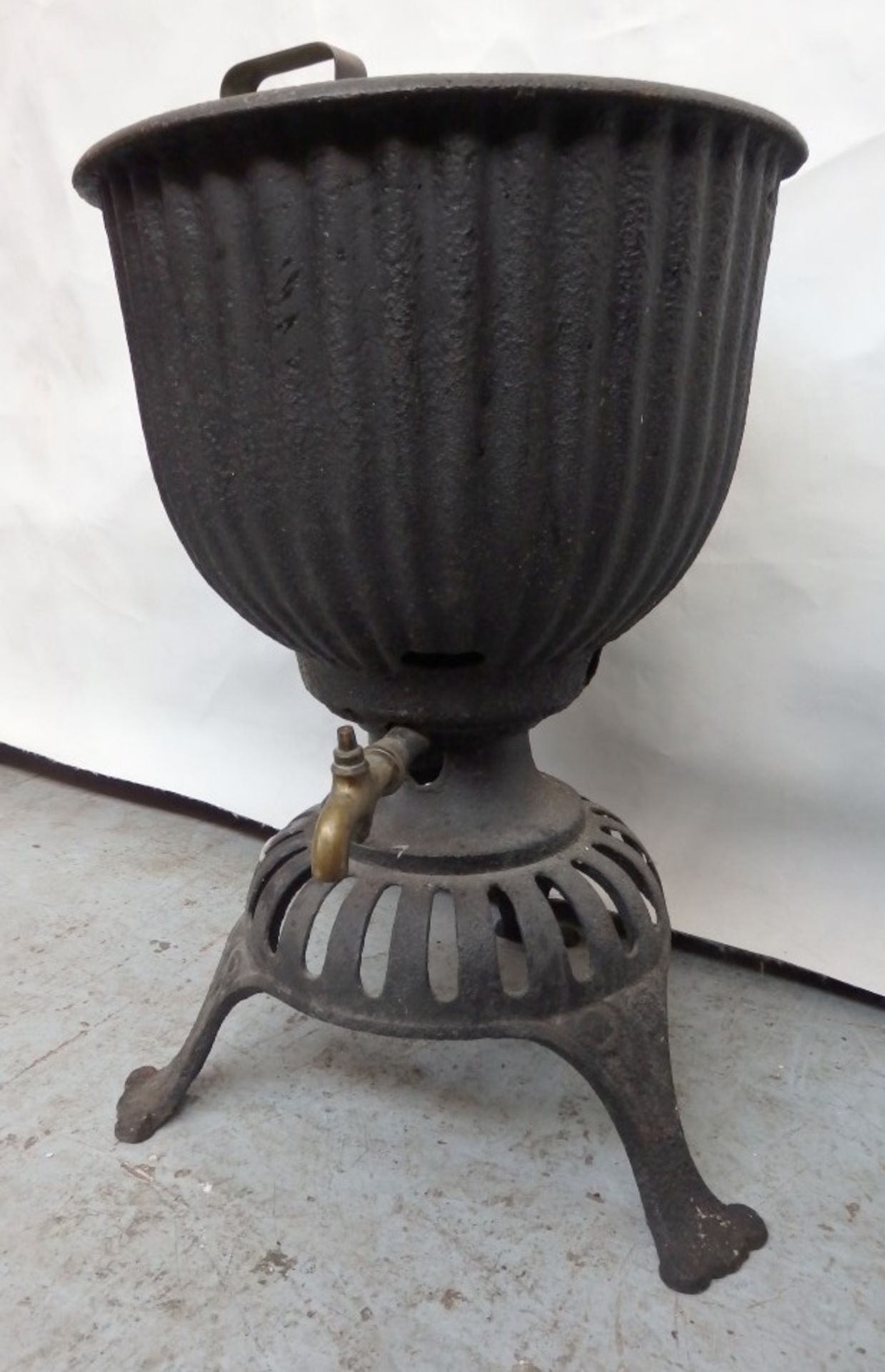 1 x Reclaimed Antique Cast Iron SAMOVAR / TEA URN - Dimensions: H70, Diameter 48cm - Ref VI004 -