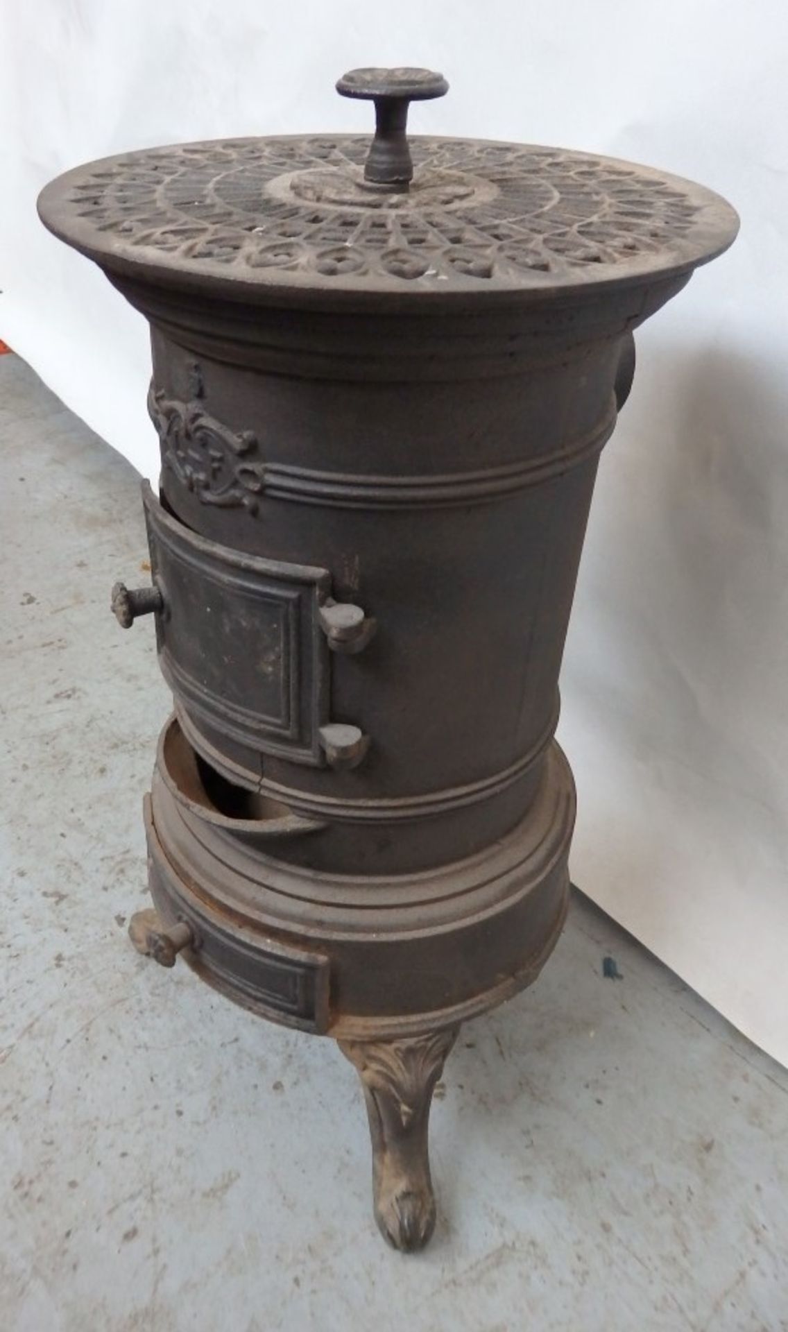 1 x Reclaimed Antique Cast Iron Potbelly Wood Burner / Stove - Dimensions: H61, Diameter 30cm - - Image 3 of 9