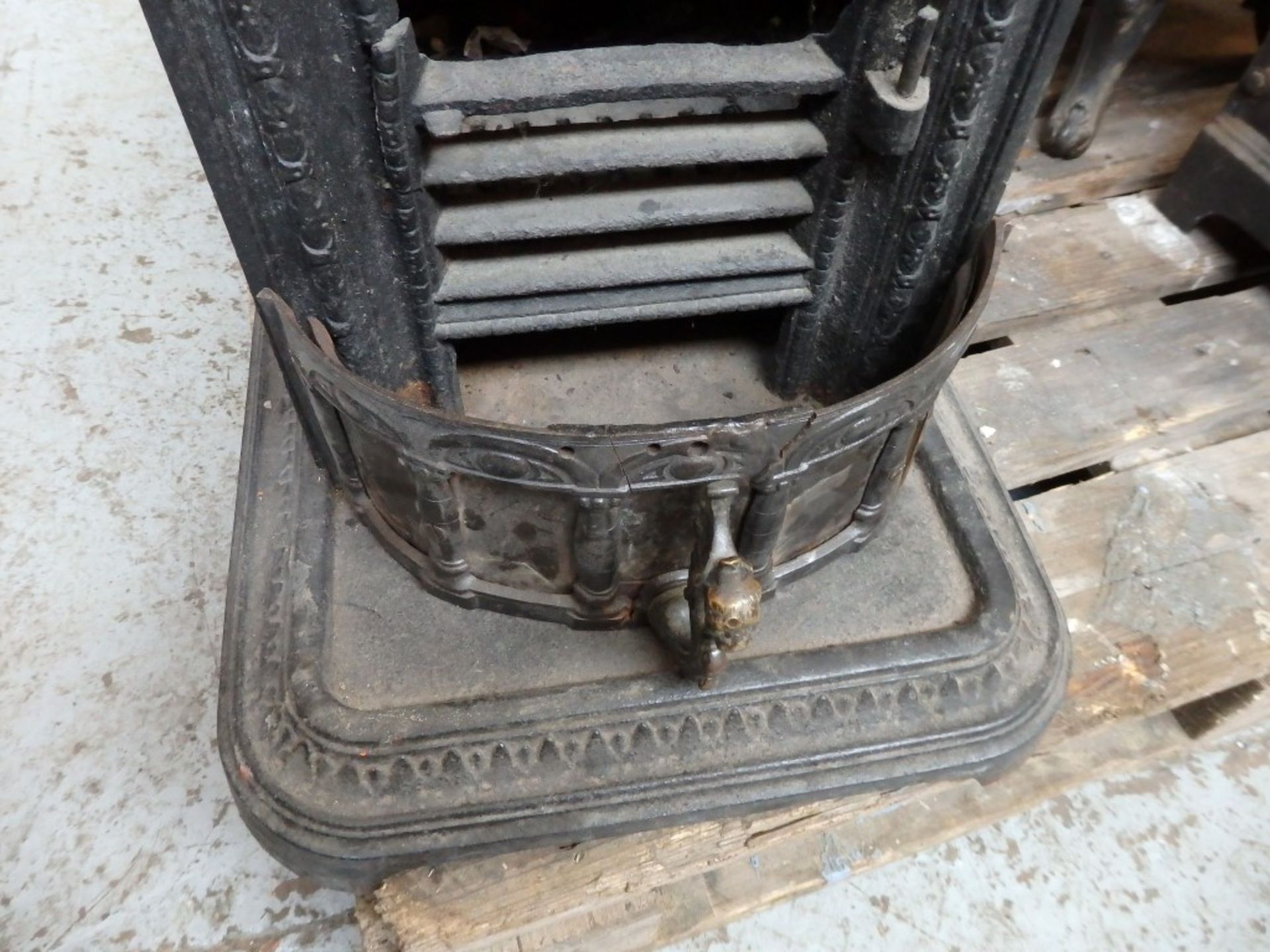 1 x Reclaimed Antique Ornate Cast Iron Wood Burner / Stove - Dimensions: W40 x D34 x H60cm - Ref - Image 9 of 9