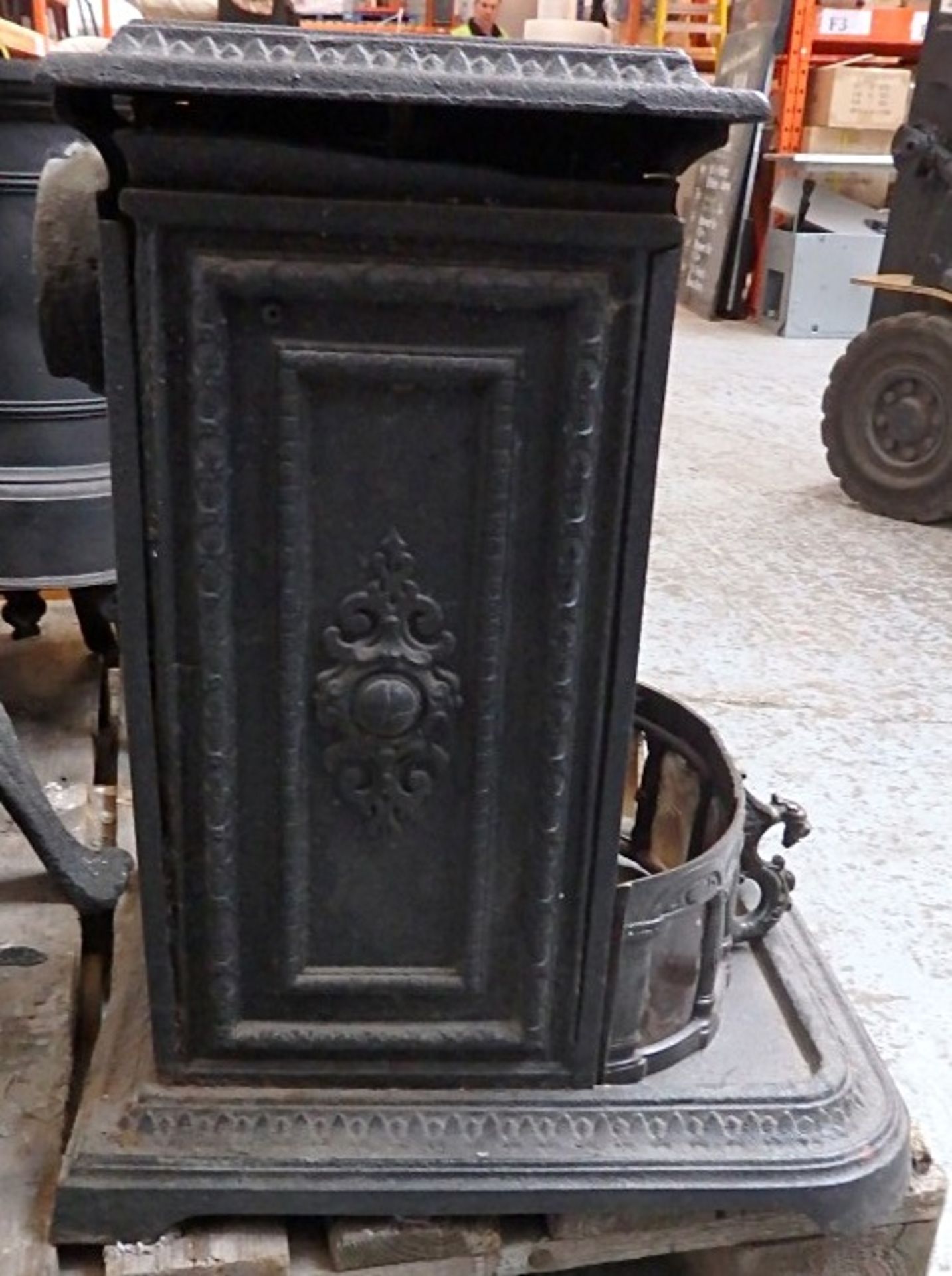 1 x Reclaimed Antique Ornate Cast Iron Wood Burner / Stove - Dimensions: W40 x D34 x H60cm - Ref - Image 2 of 9