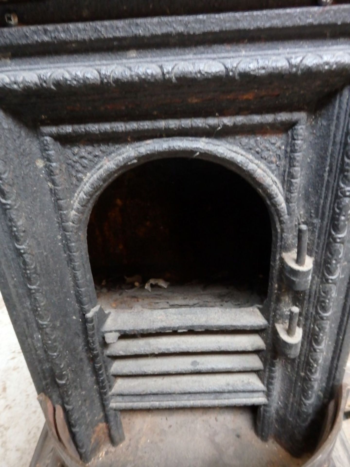 1 x Reclaimed Antique Ornate Cast Iron Wood Burner / Stove - Dimensions: W40 x D34 x H60cm - Ref - Image 5 of 9