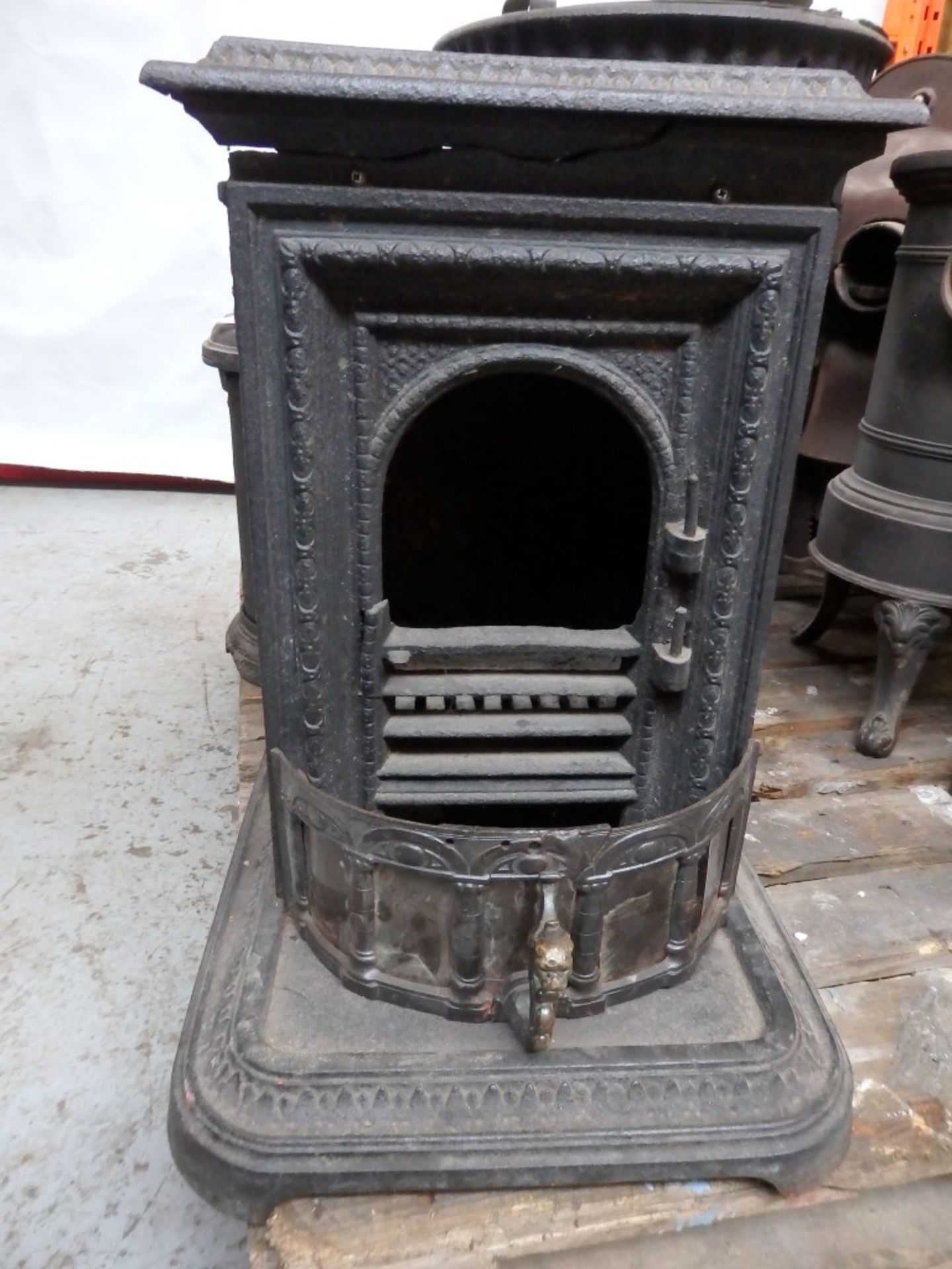 1 x Reclaimed Antique Ornate Cast Iron Wood Burner / Stove - Dimensions: W40 x D34 x H60cm - Ref - Image 6 of 9