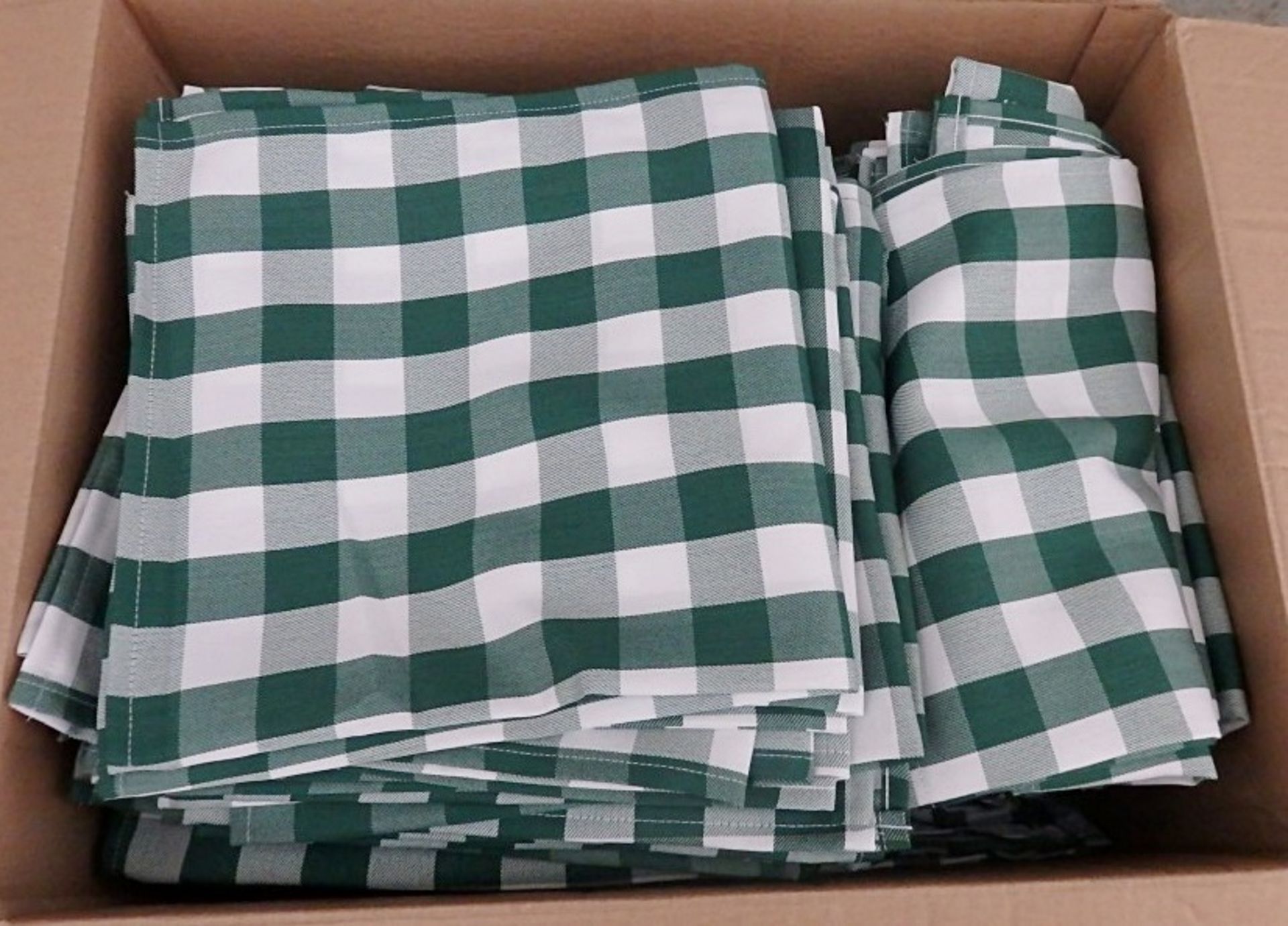 115 x Gingham Cloth Napkins - Unused Boxed Stock - Dimensions: 57 x 57cm Recently Removed From A Bar