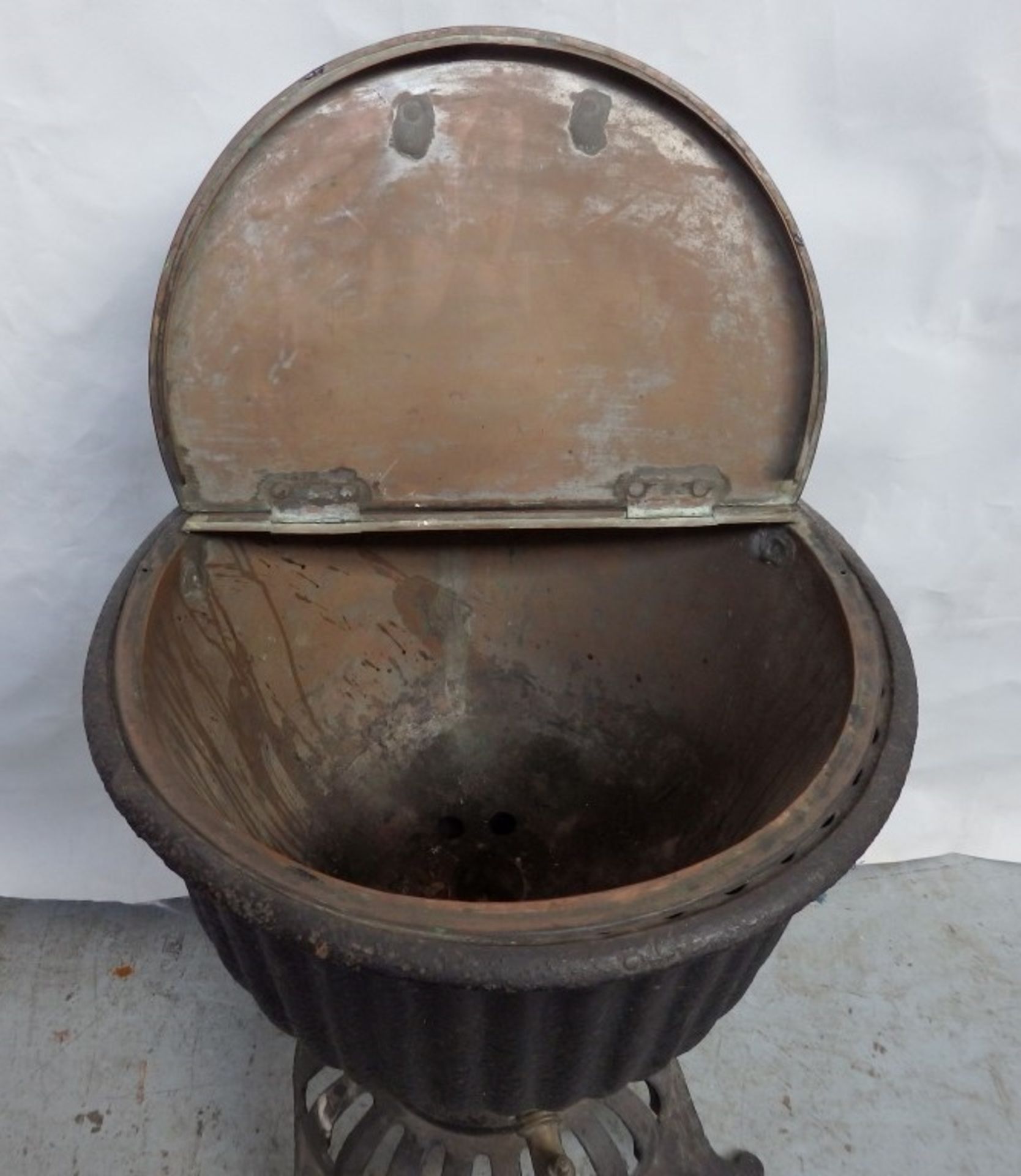 1 x Reclaimed Antique Cast Iron SAMOVAR / TEA URN - Dimensions: H70, Diameter 48cm - Ref VI004 - - Image 4 of 8
