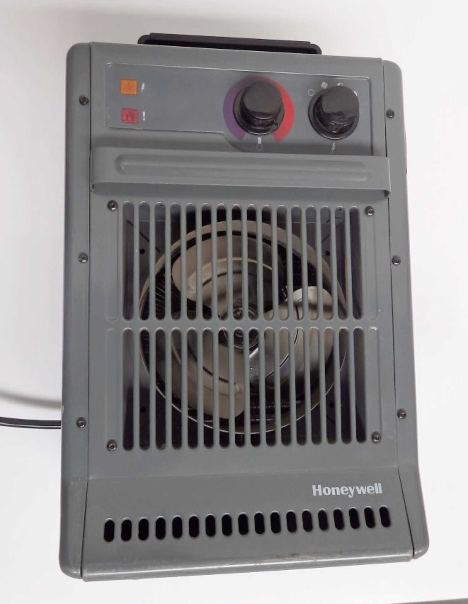 1 x Honeywell CZ-2104E Metal Fan Heater - Dimensions: 26 x 19 x 44 cm, Weight: 3.9 Kg - Recently