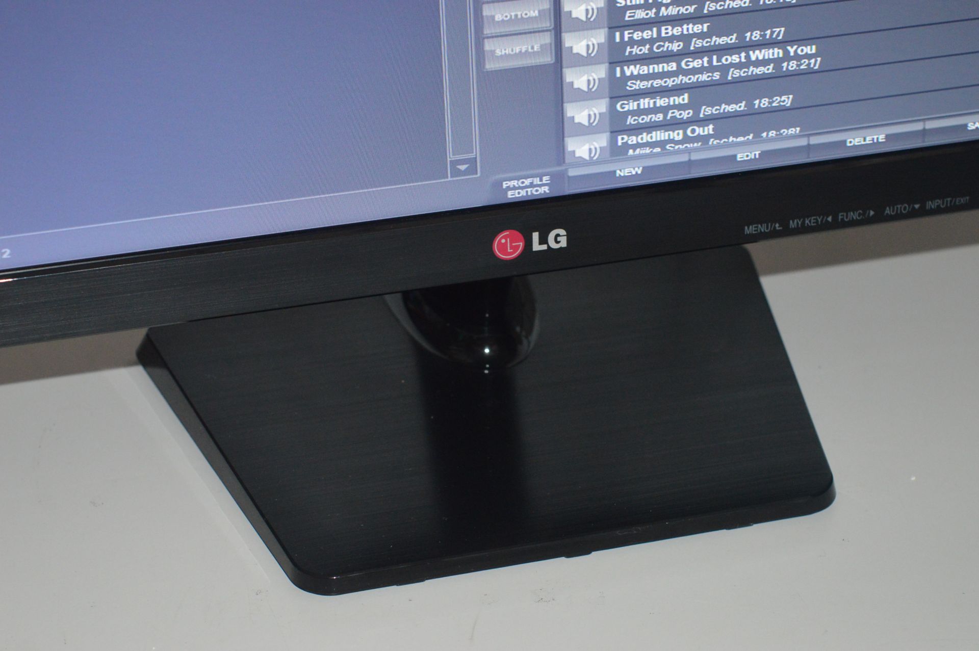 1 x LG Flat Screen LED 22 Inch Monitor - 1920x1080 Resolution - Full HD Ready - Model 22EN33 - - Image 2 of 6