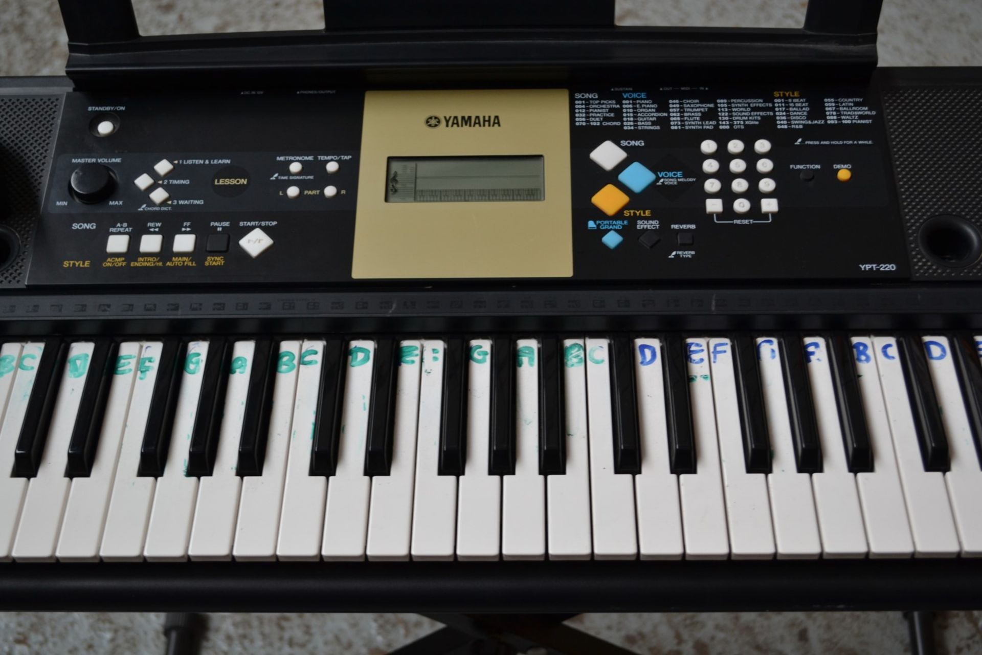 1 x Yamaha YPT-220 Portable Keyboard With Power Adator and Stand - Features 375 High uality - Image 3 of 6