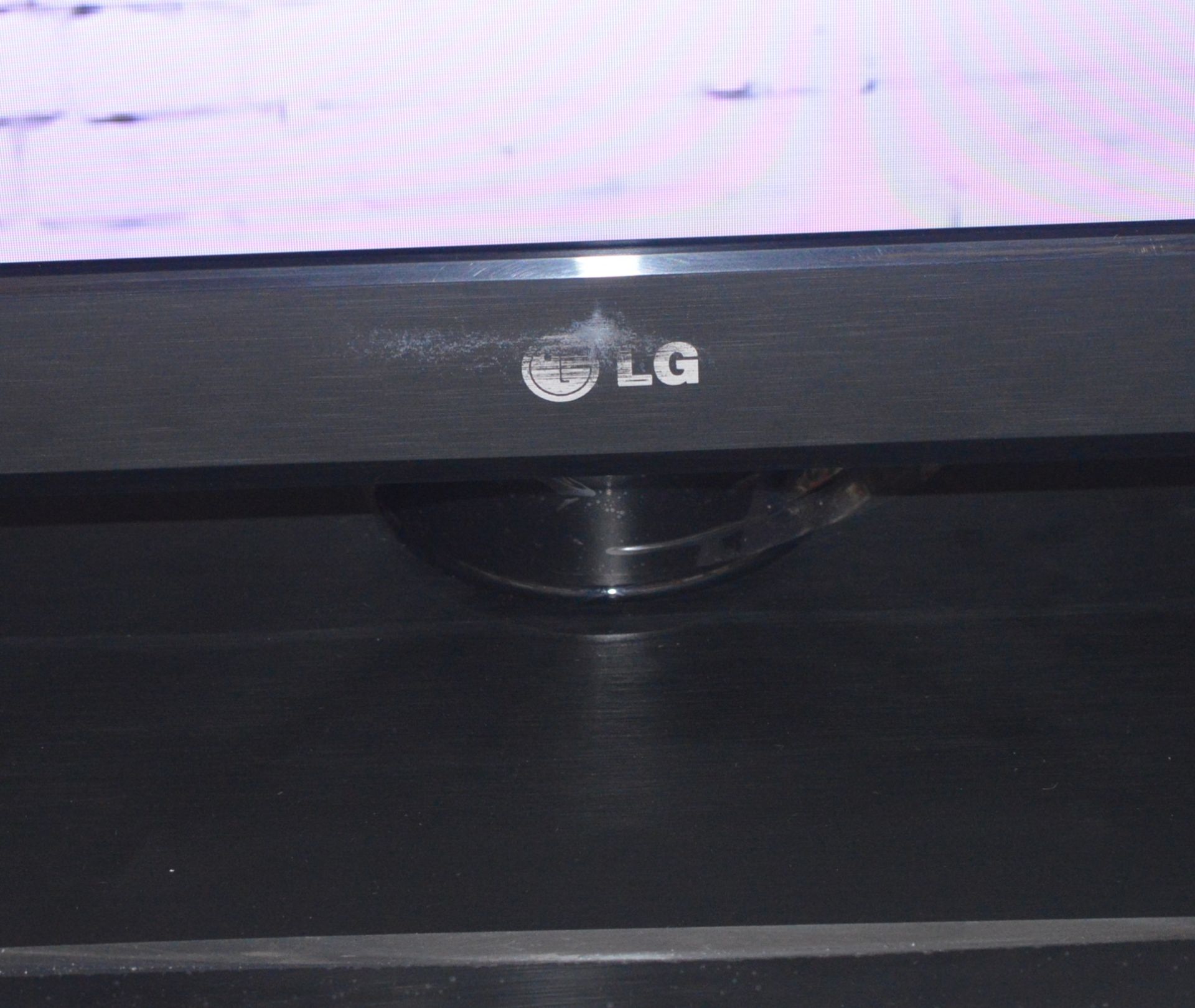 1 x LG 42LT360C 42 inch HD Ready LED TV with Freeview and 3 HDMI Ports - CL011 - Good Working - Image 4 of 11