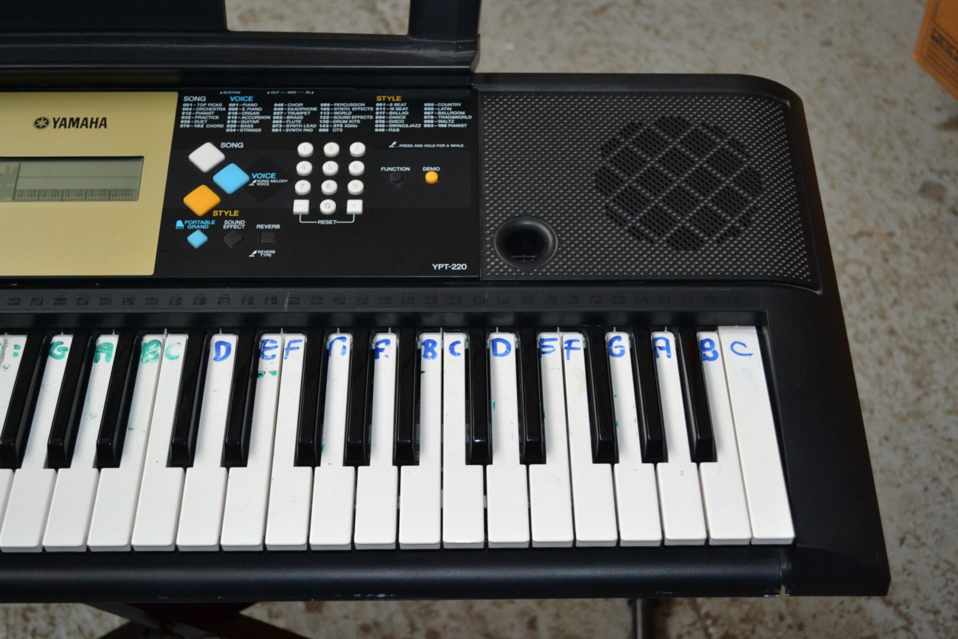 1 x Yamaha YPT-220 Portable Keyboard With Power Adator and Stand - Features 375 High uality - Image 4 of 6