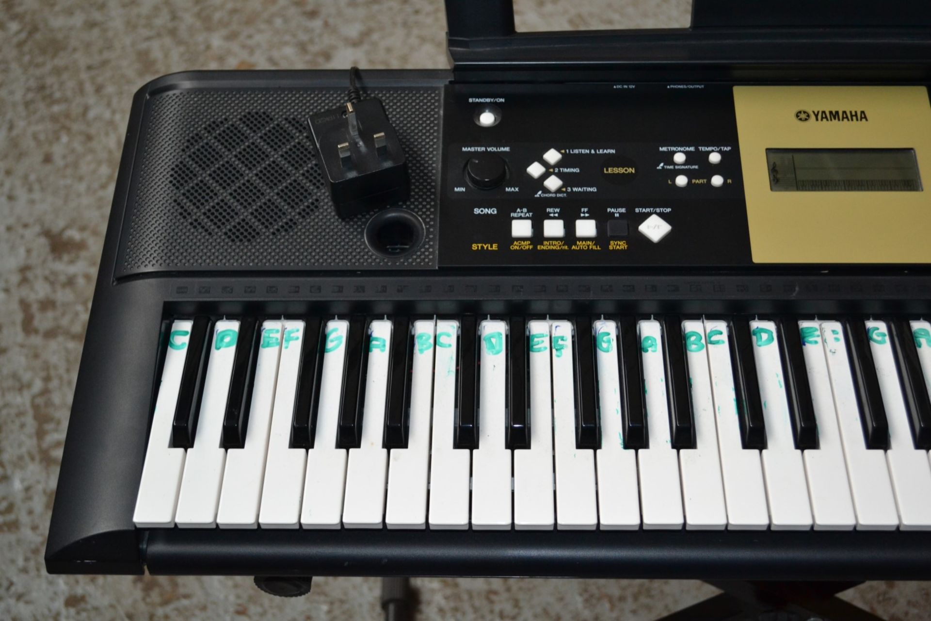 1 x Yamaha YPT-220 Portable Keyboard With Power Adator and Stand - Features 375 High uality - Image 2 of 6