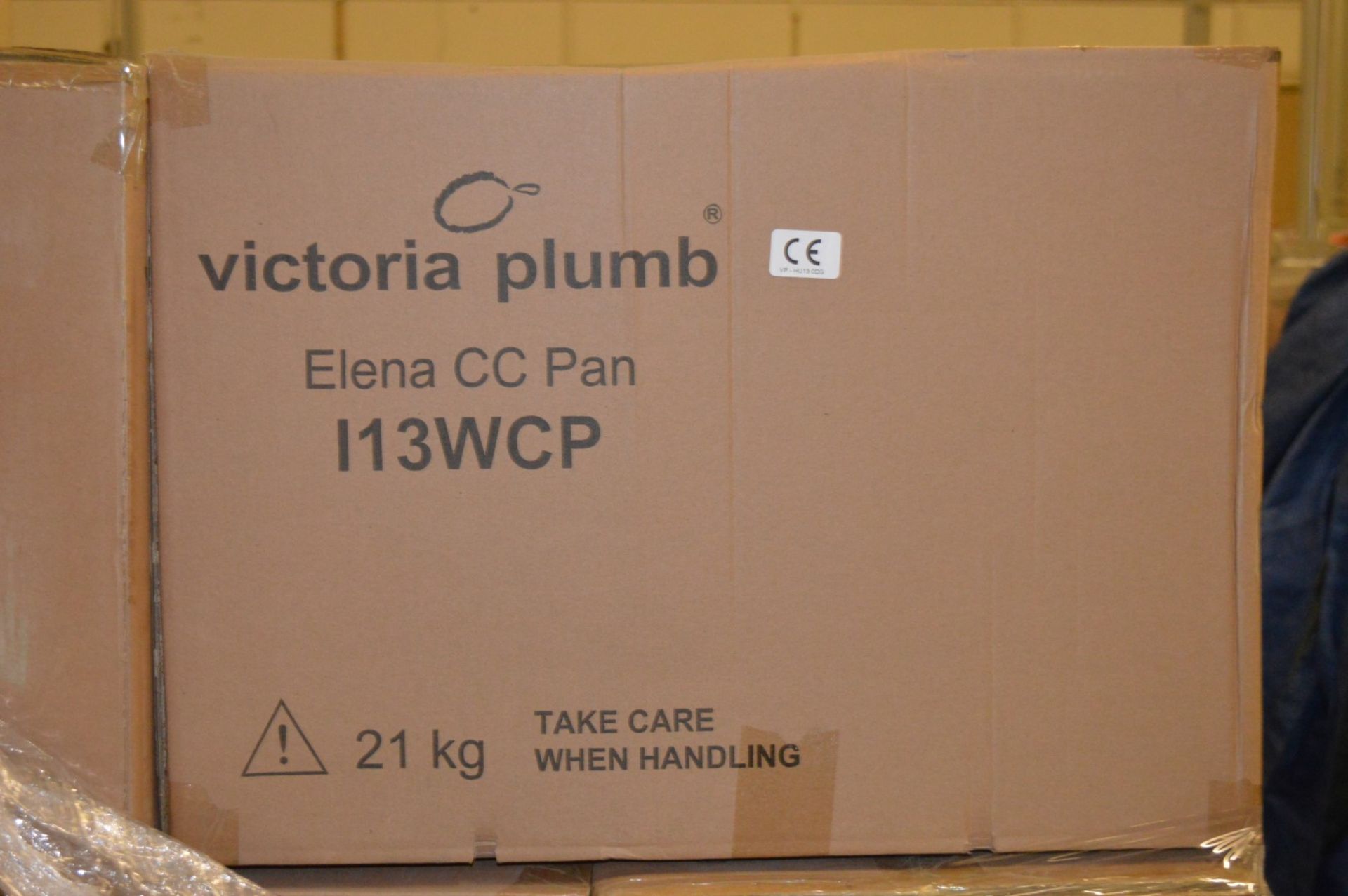 1 x ELENA Close Coupled Toilet Pan With Cistern, Cistern Fittings and Soft Close Toilet Seat - Brand - Image 4 of 4