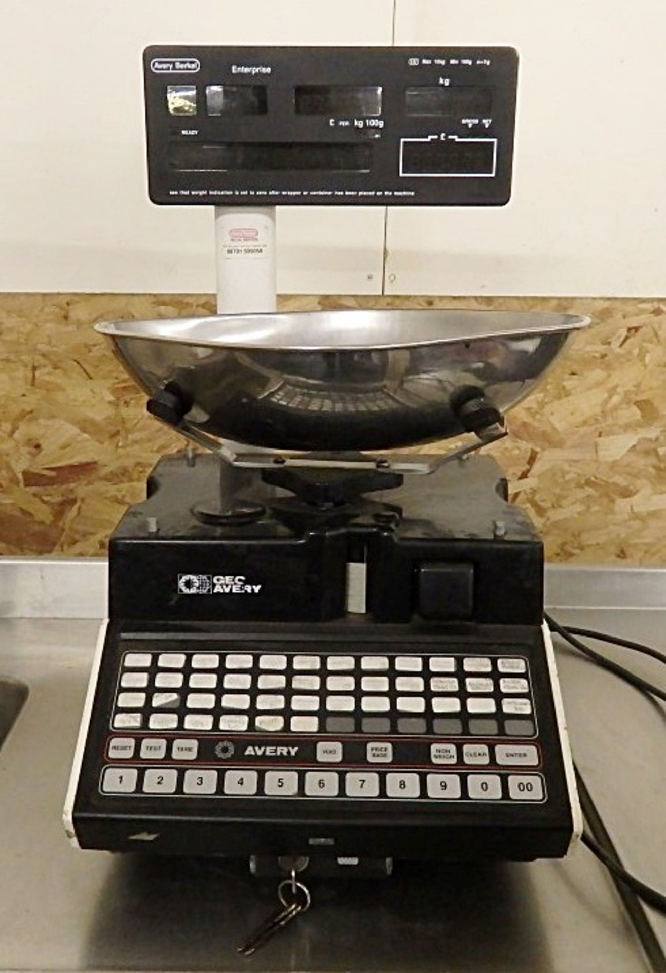 1 x Avery Veg Scales - Presented In Good Condition - Dimensions: H60 x D46 x W34cm - Ref: M071 -