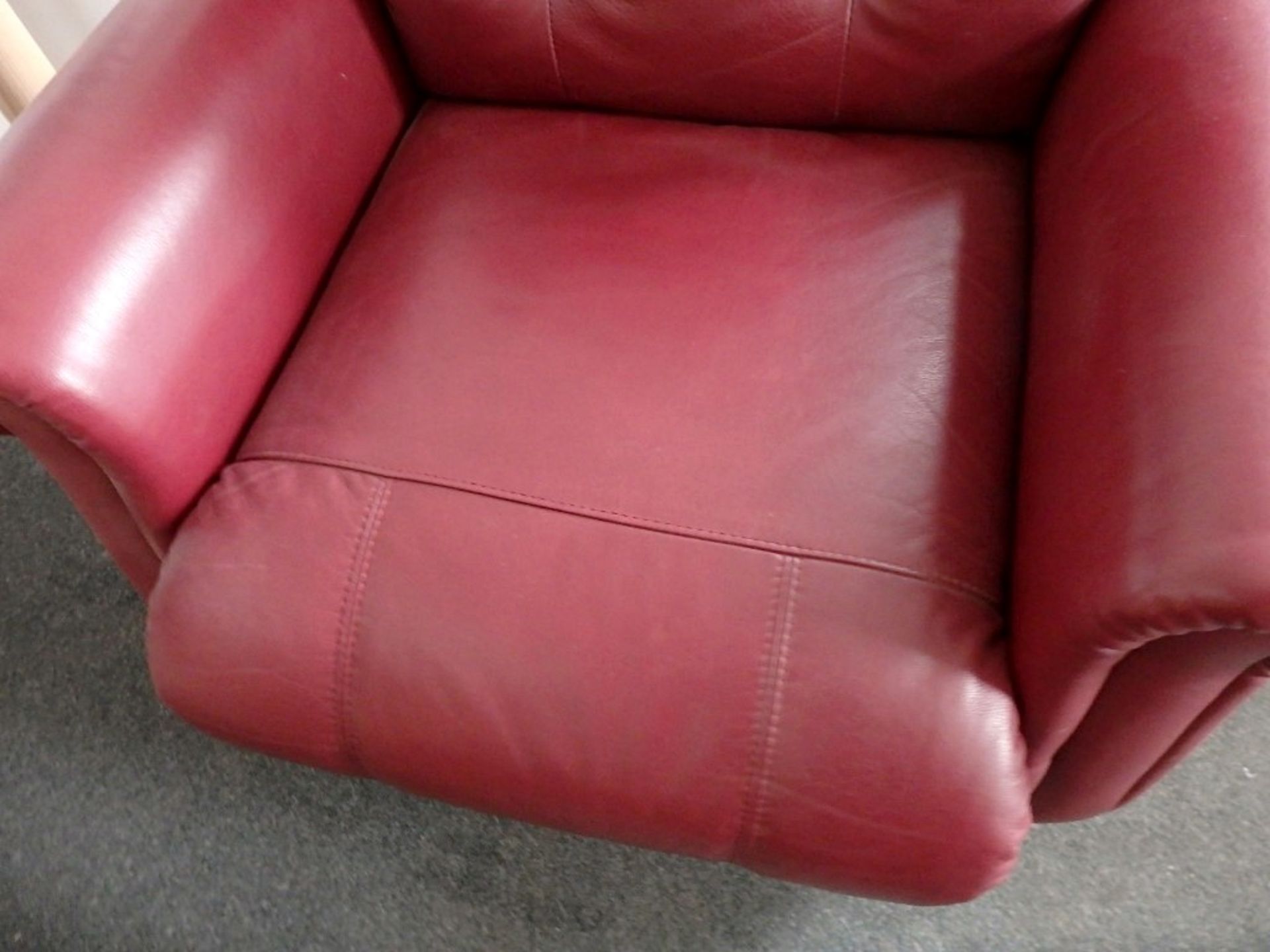 1 x "Beatrice" Riser Recliner Chair By TCS - Upholstered In Genuine Italian Leather (Red) - Pocket - Image 3 of 9