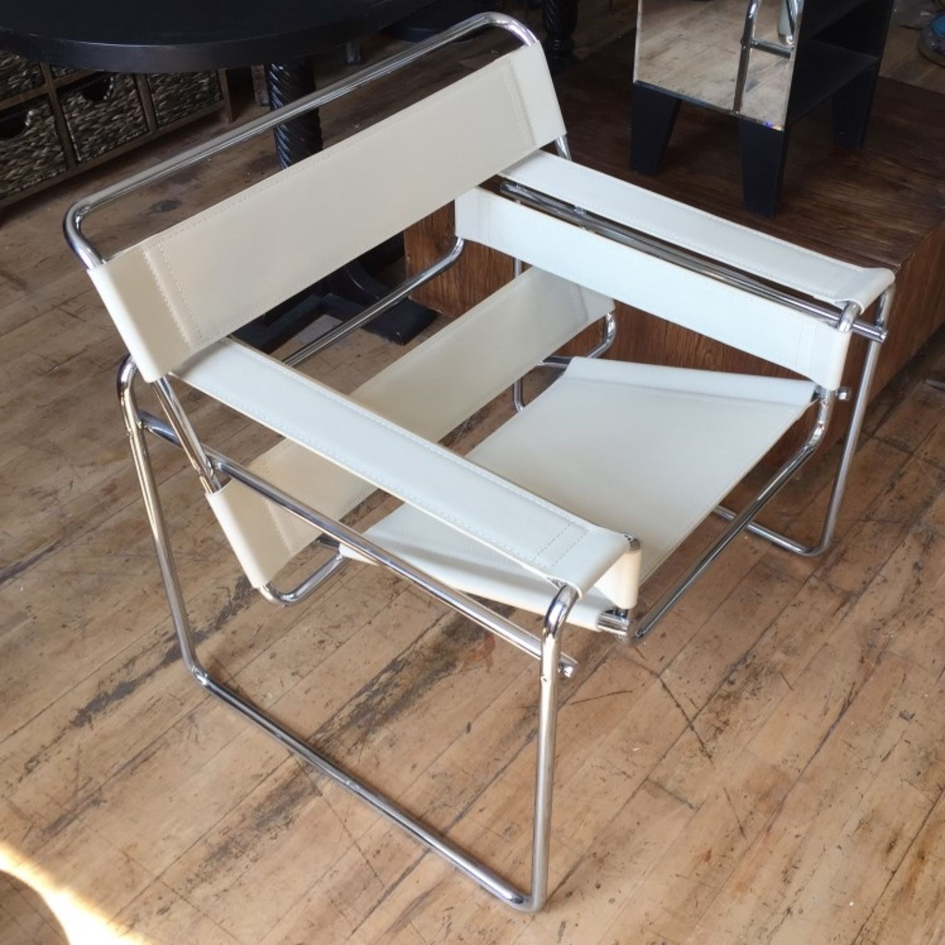 1 x Exquisite Designer Chair By Arne Jacobson Design - Colour: Cream - Dimensions: 80 x 65 x