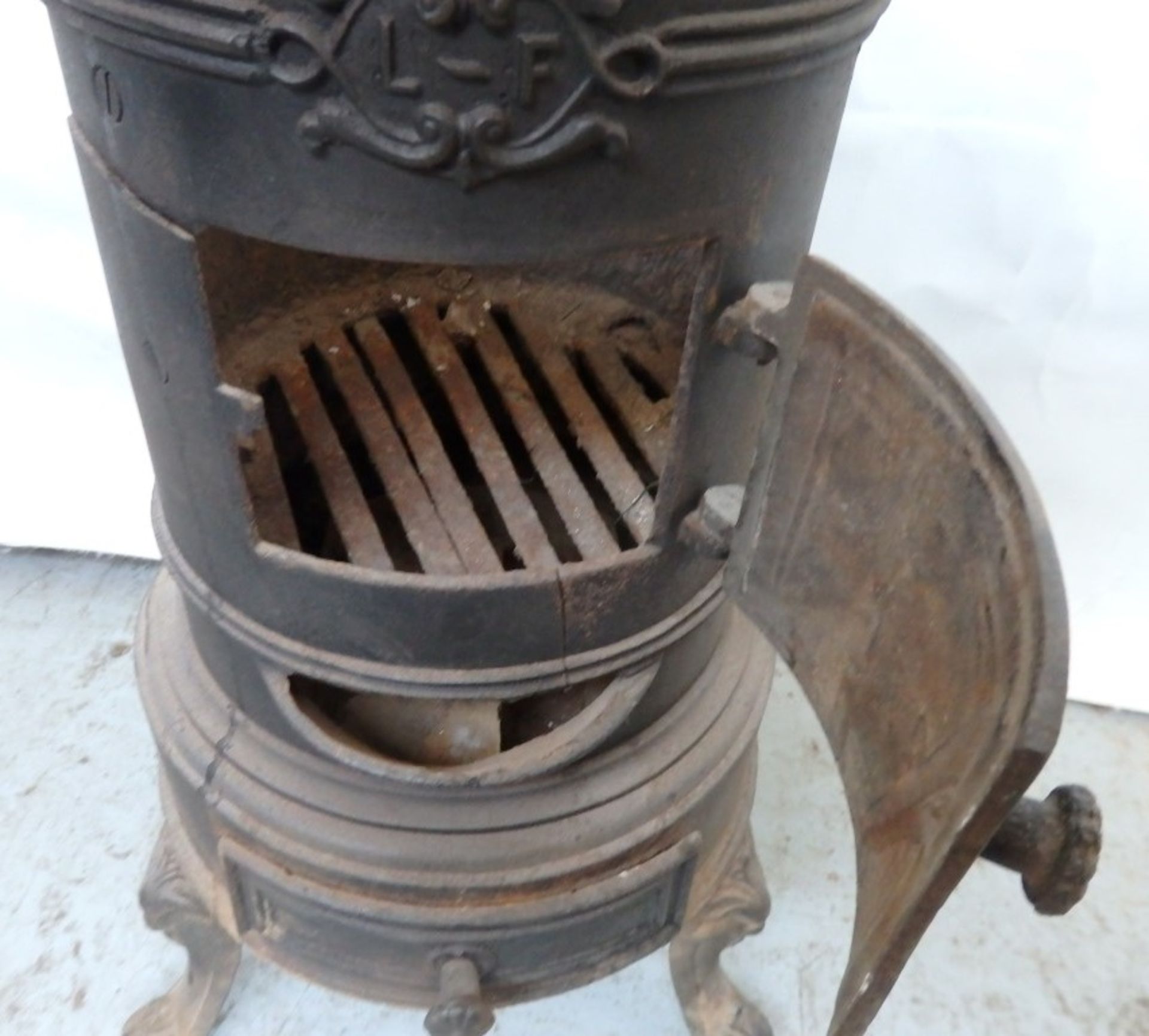 1 x Reclaimed Antique Cast Iron Potbelly Wood Burner / Stove - Dimensions: H61, Diameter 30cm - Ref - Image 13 of 18