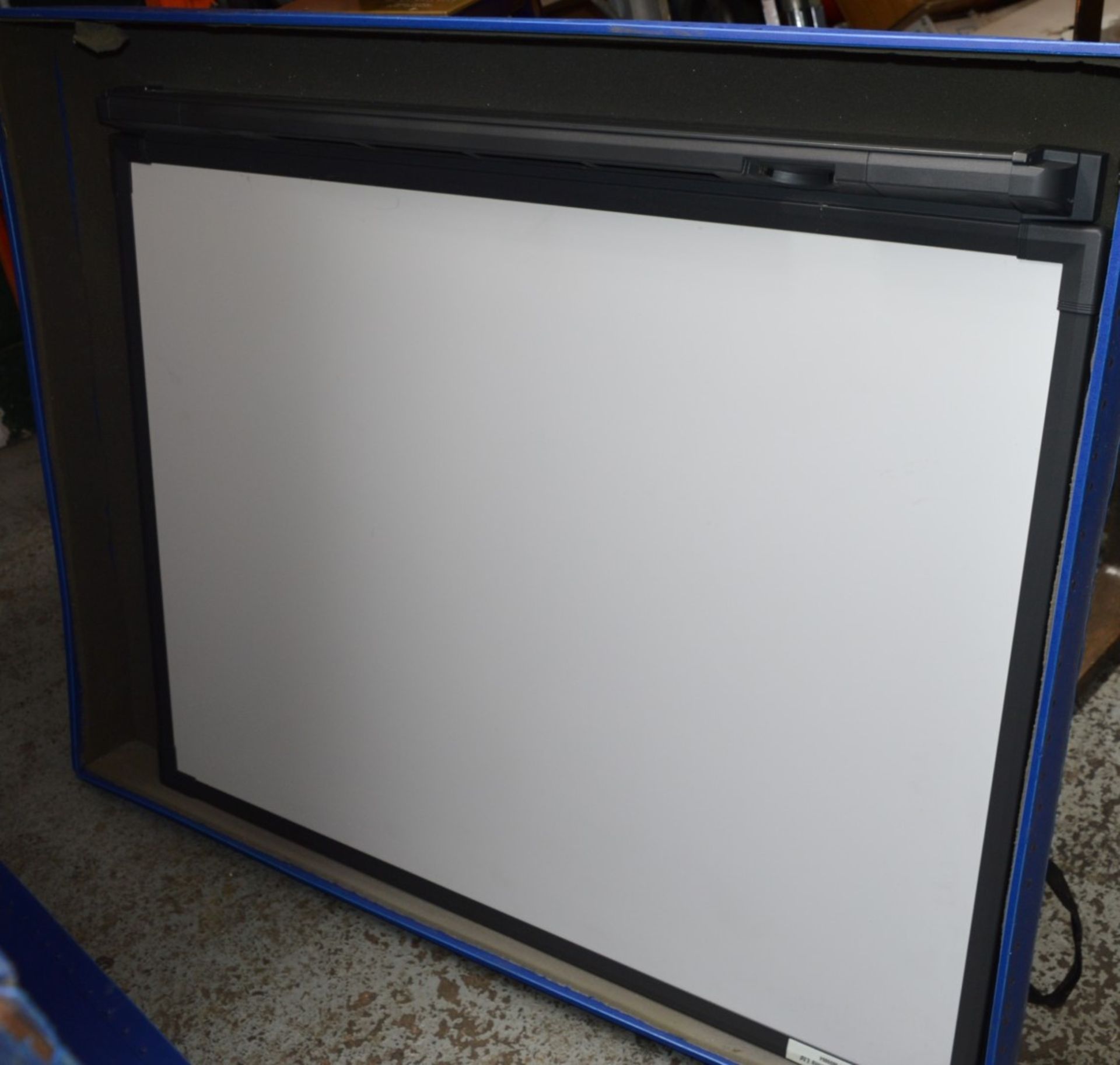 1 x Smart SB560 Interactive Whiteboard - 60 Inch Size - CL089 - With Protection Case - Very Good Con