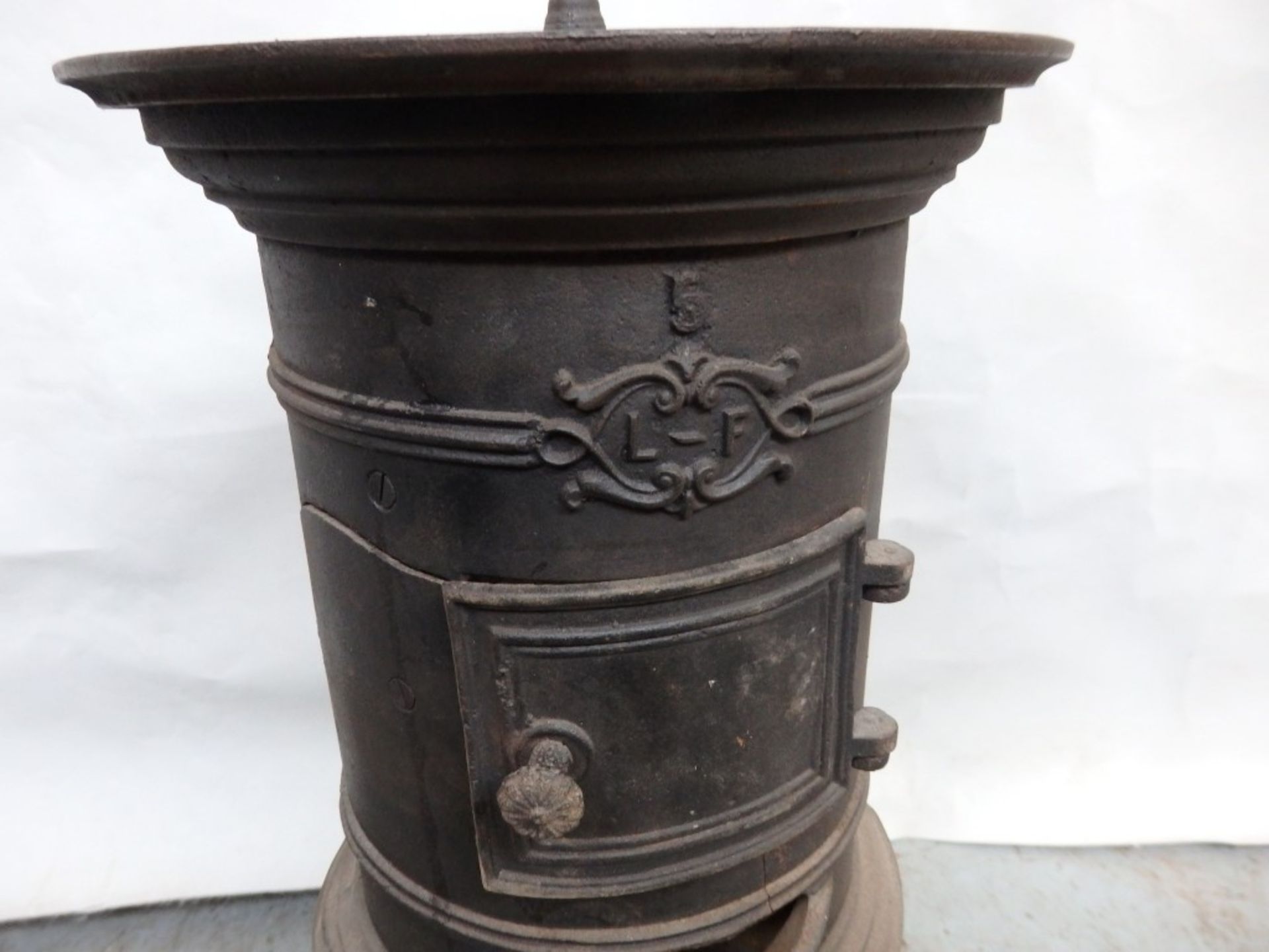 1 x Reclaimed Antique Cast Iron Potbelly Wood Burner / Stove - Dimensions: H61, Diameter 30cm - Ref - Image 4 of 18