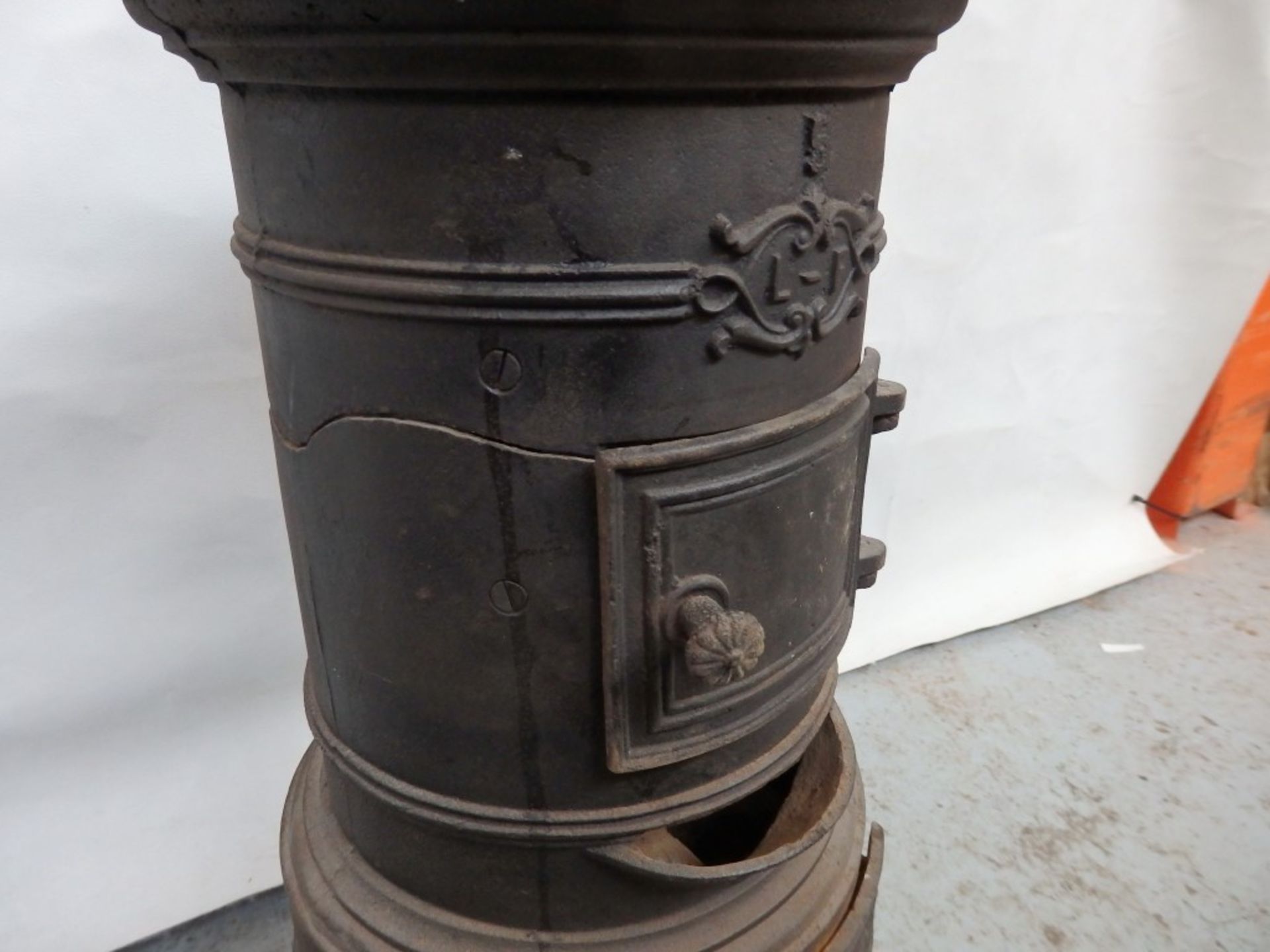 1 x Reclaimed Antique Cast Iron Potbelly Wood Burner / Stove - Dimensions: H61, Diameter 30cm - Ref - Image 5 of 18