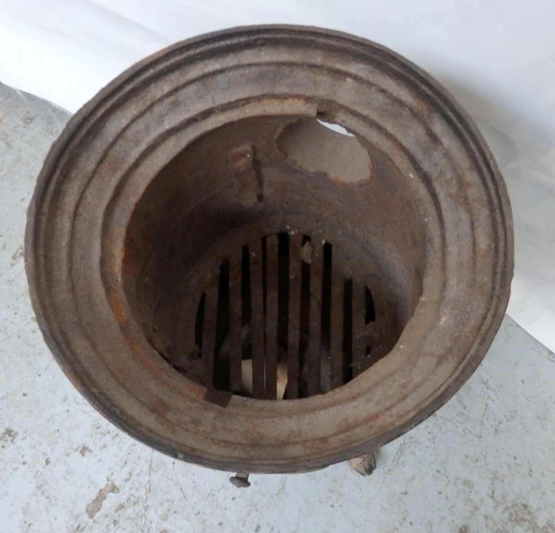 1 x Reclaimed Antique Cast Iron Potbelly Wood Burner / Stove - Dimensions: H61, Diameter 30cm - Ref - Image 9 of 18