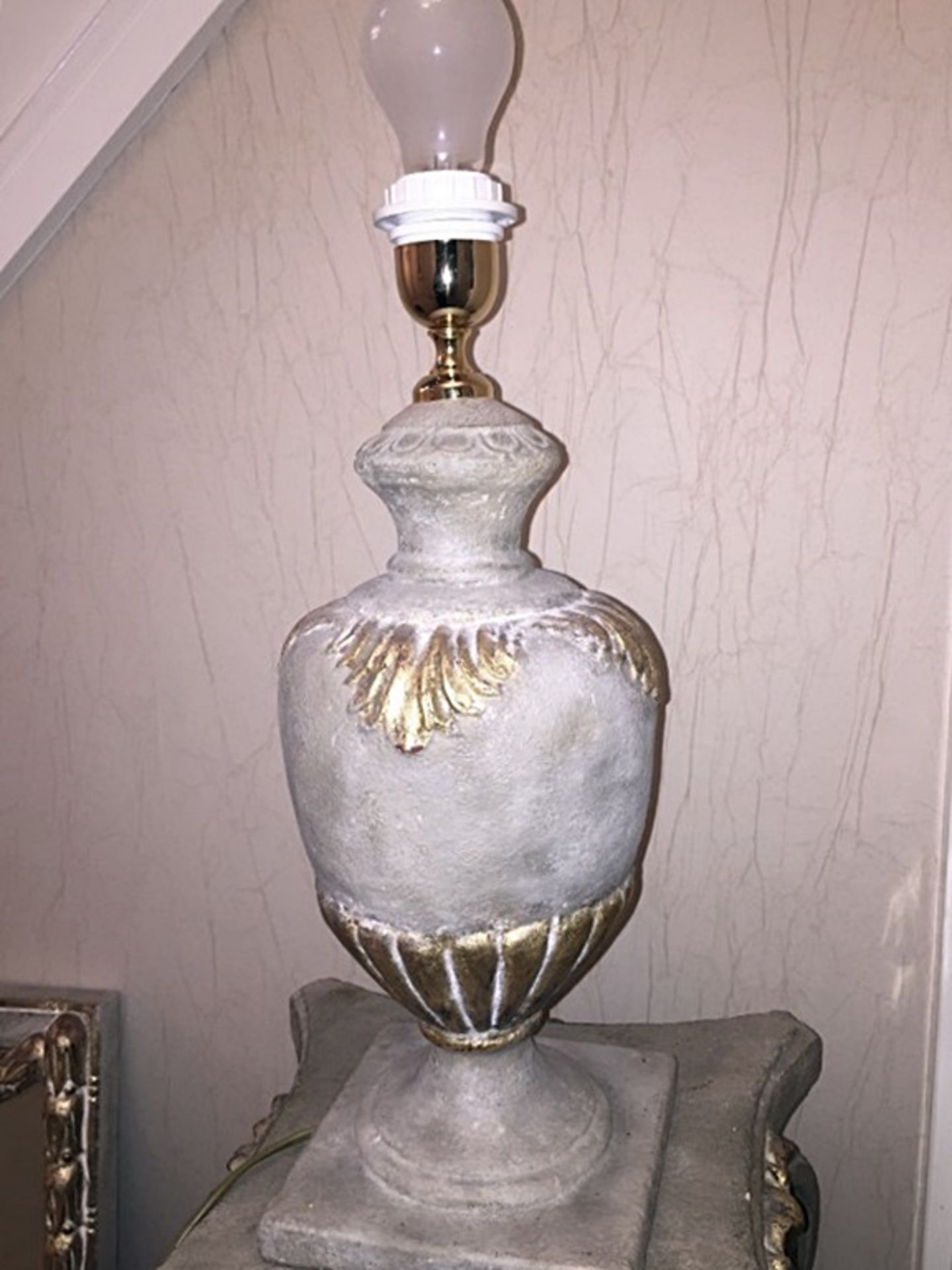 1 x Stone Lamp Fitting - Dimensions: Base 16.5cm x 16.5cm x Height 46cm - Pre-owned In Very Good Con - Image 4 of 6