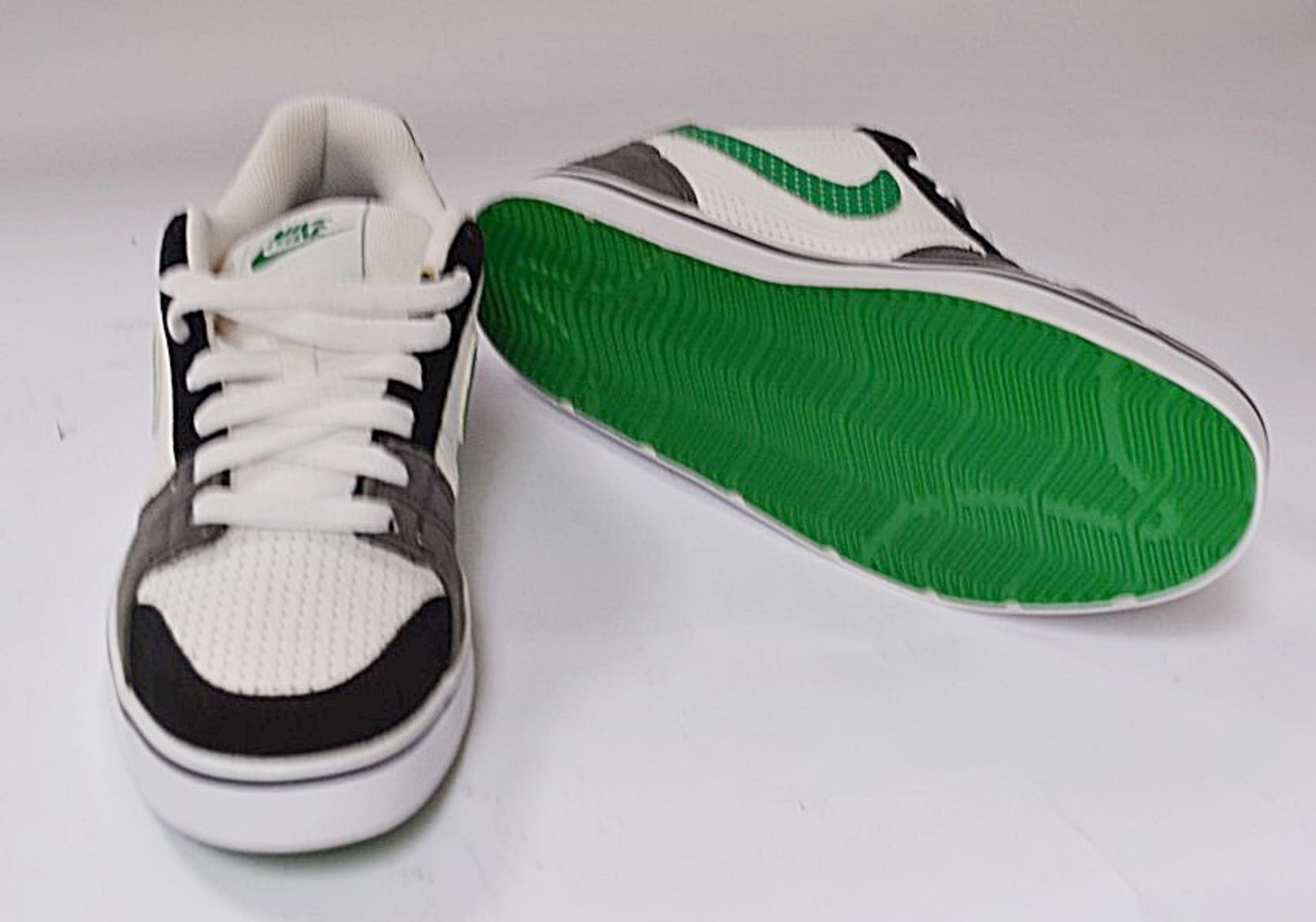 1 x Pair Of NIKE "RUCKUS LOW" Trainers - Adult Size: UK 6.5 - Colour: White / Court Green -