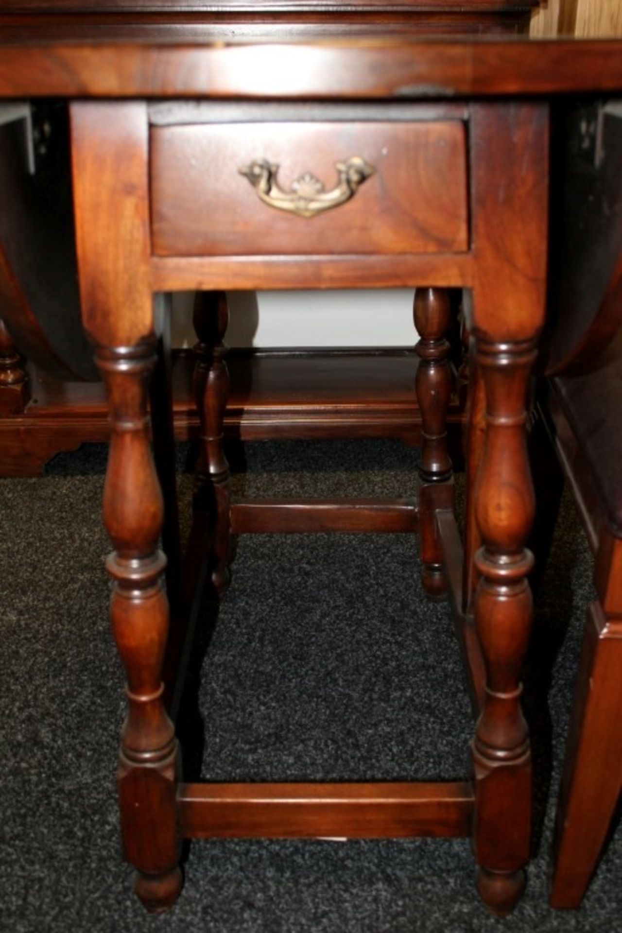 1 x Mark Webster "Burlington" Solid Wood Gate Leg Extending Table With 2-Drawers + 2-Folds - Diamete - Image 5 of 14