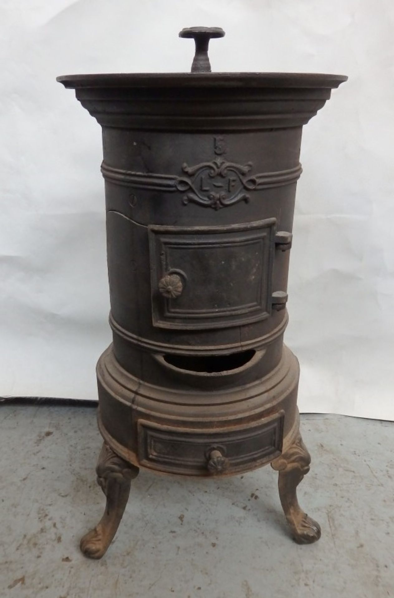 1 x Reclaimed Antique Cast Iron Potbelly Wood Burner / Stove - Dimensions: H61, Diameter 30cm - Ref - Image 11 of 18