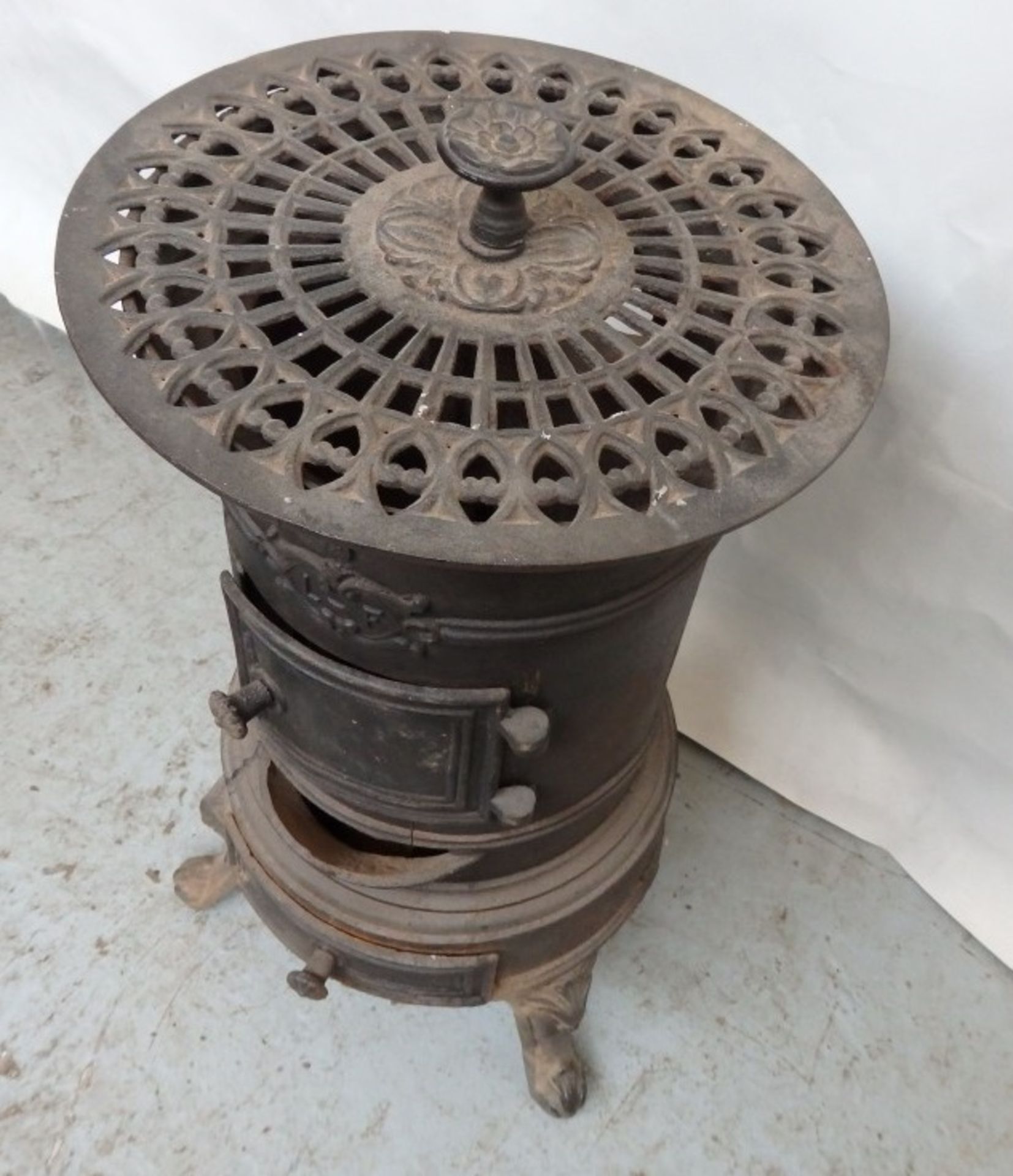 1 x Reclaimed Antique Cast Iron Potbelly Wood Burner / Stove - Dimensions: H61, Diameter 30cm - Ref - Image 8 of 18