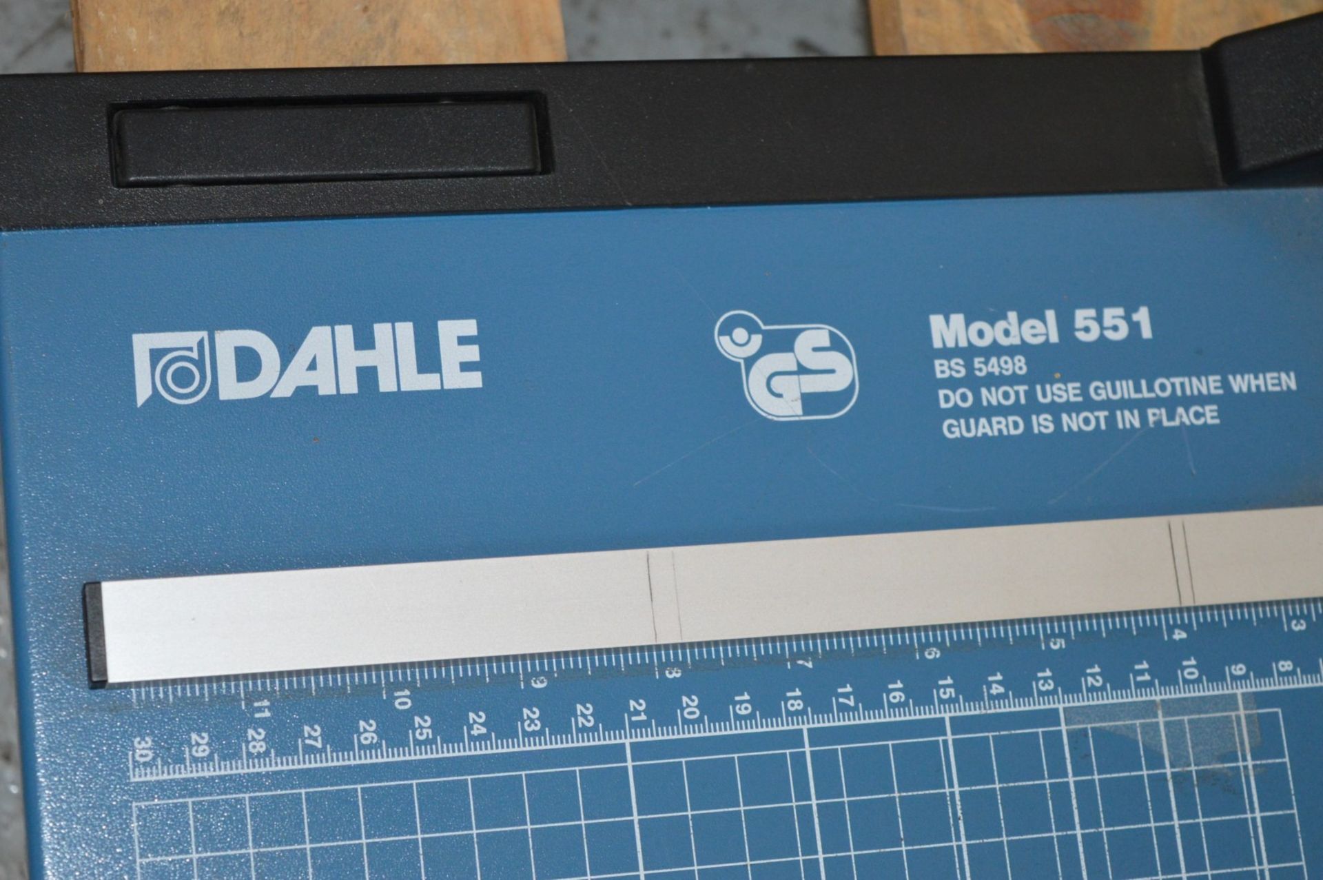 1 x Dahle Personal Paper Trimmer Cutter - Model 551 - Ideal For Arts and Crafts or Office Use - CL01 - Image 2 of 2