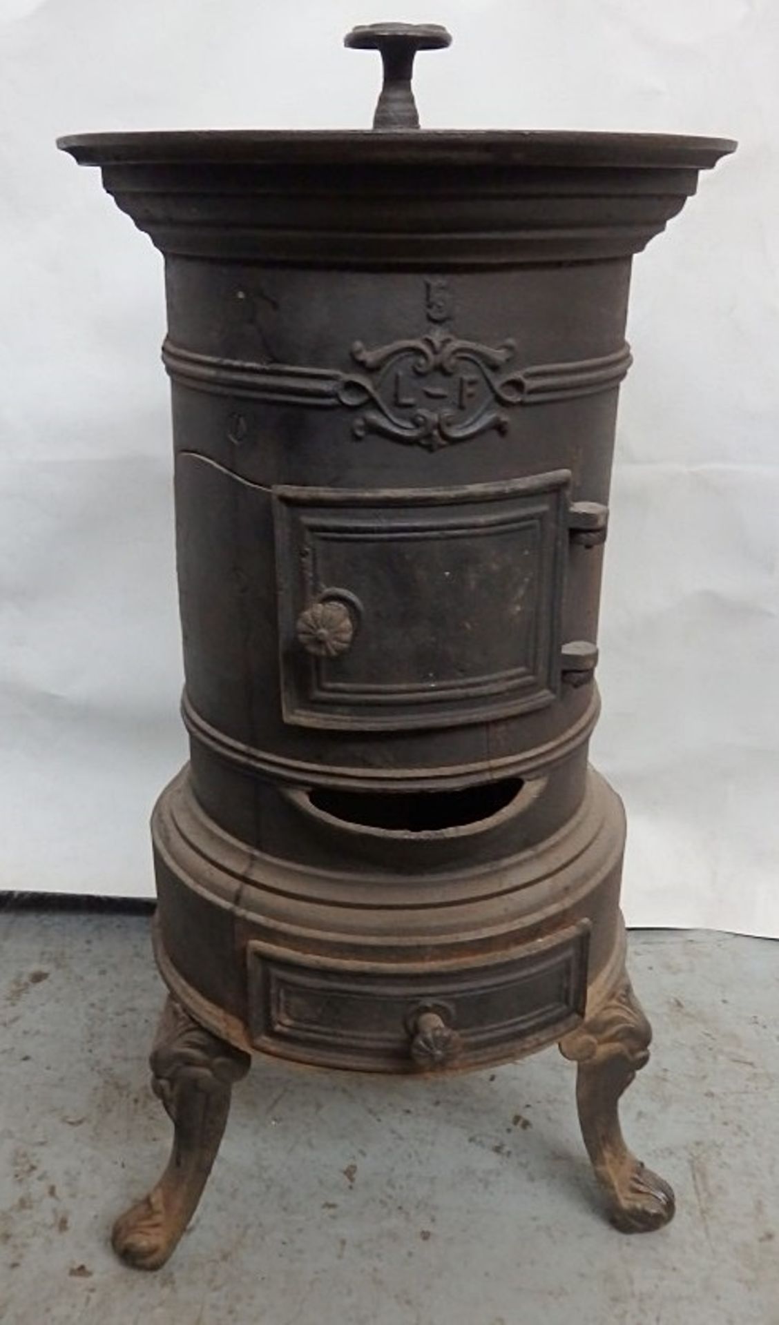 1 x Reclaimed Antique Cast Iron Potbelly Wood Burner / Stove - Dimensions: H61, Diameter 30cm - Ref