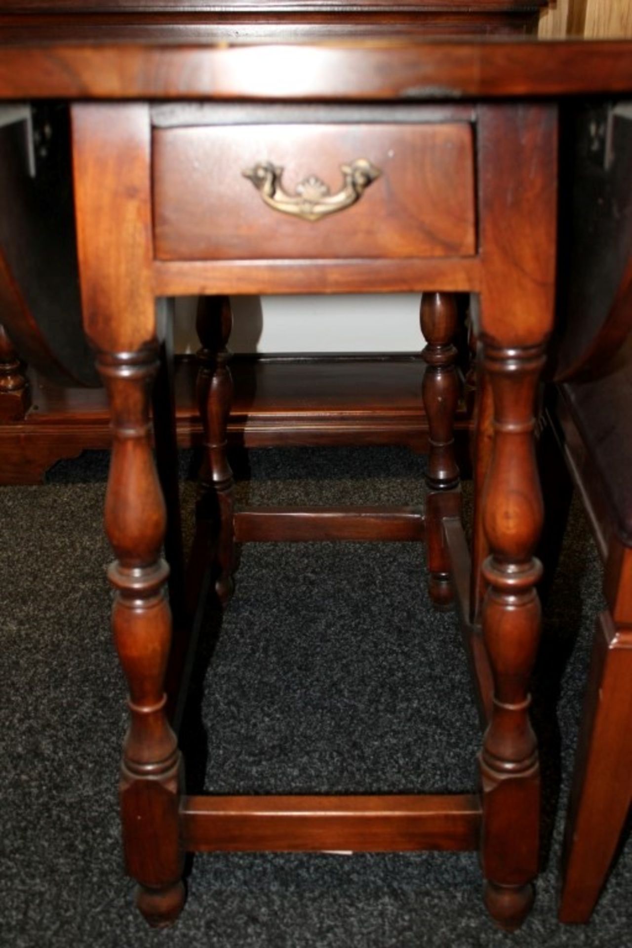 1 x Mark Webster "Burlington" Solid Wood Gate Leg Extending Table With 2-Drawers + 2-Folds - Diamete - Image 7 of 14
