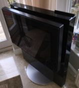 1 x Bang Olufsen TV Avant 32 DVD (Model: 8453) Television And Remote Control - Pre-owned In Very Goo