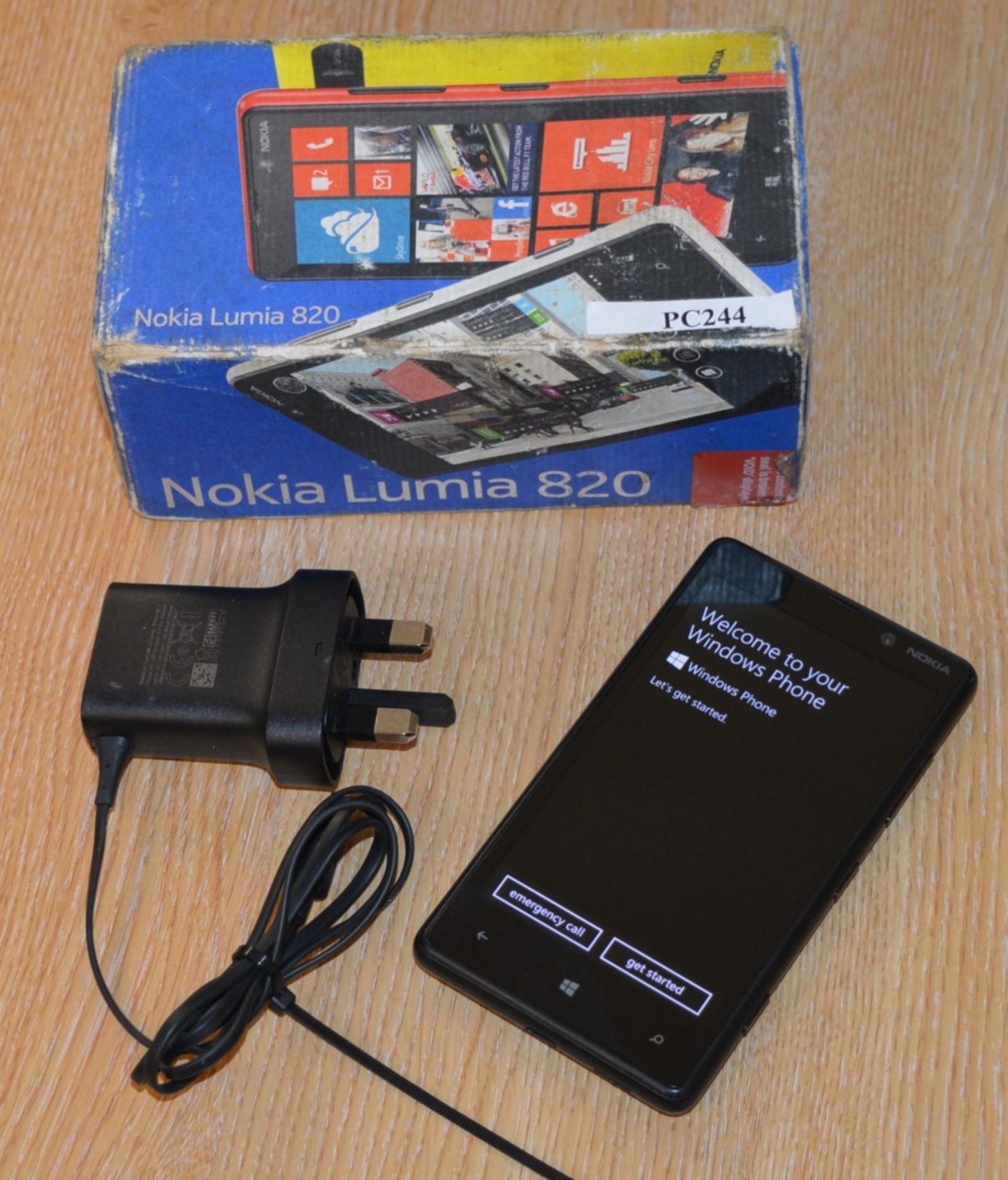 1 x Nokia 820 Mobile Phone - Black - Features Dual Core 1.5ghz Processor, 1gb System Ram, 8gb Intern