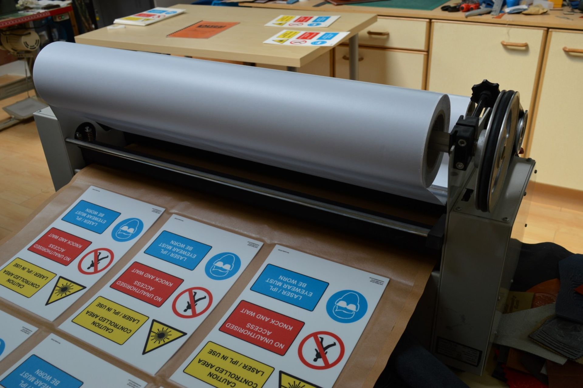 1 x Xativa Emseal Type 810 Thermal Roll Laminator - 240v - Professional Desk Mounted Laminator With - Image 8 of 15