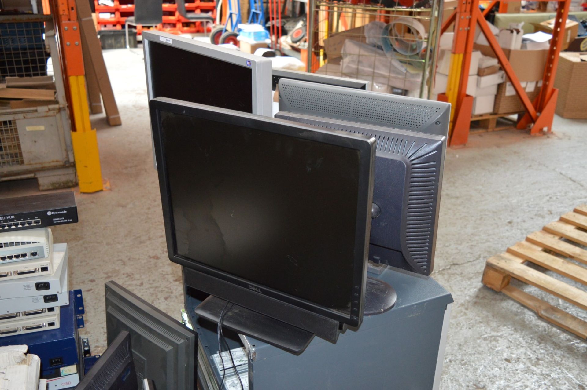 Assorted Pallet of IT Server and Monitor Equipment - Includes 6 x Various Sun Servers, 7 x Netgear - Image 22 of 24