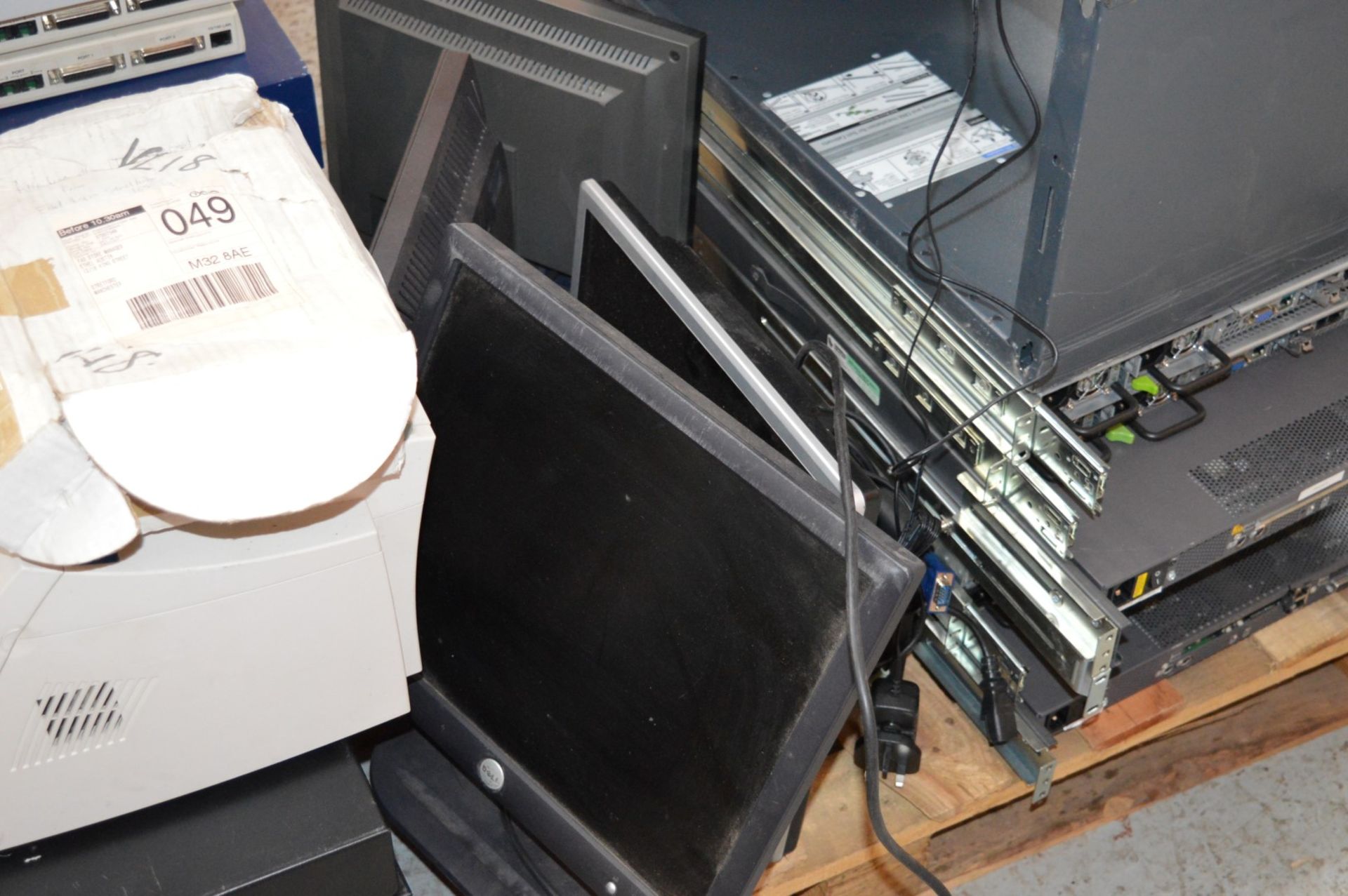 Assorted Pallet of IT Server and Monitor Equipment - Includes 6 x Various Sun Servers, 7 x Netgear - Image 18 of 24